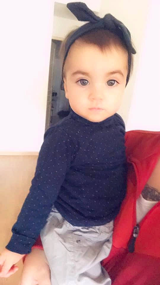 Louane a rejoint le concours — aidez-le/la à gagner de superbes lots ! baby, baby_toddler_clothing, child, collar, dress_shirt, electric_blue, eyelash, fashion_accessory, fashion_design, formal_wear, neck, outerwear, pattern, person, sitting, sleeve, sportswear, t_shirt, toddler, trunk