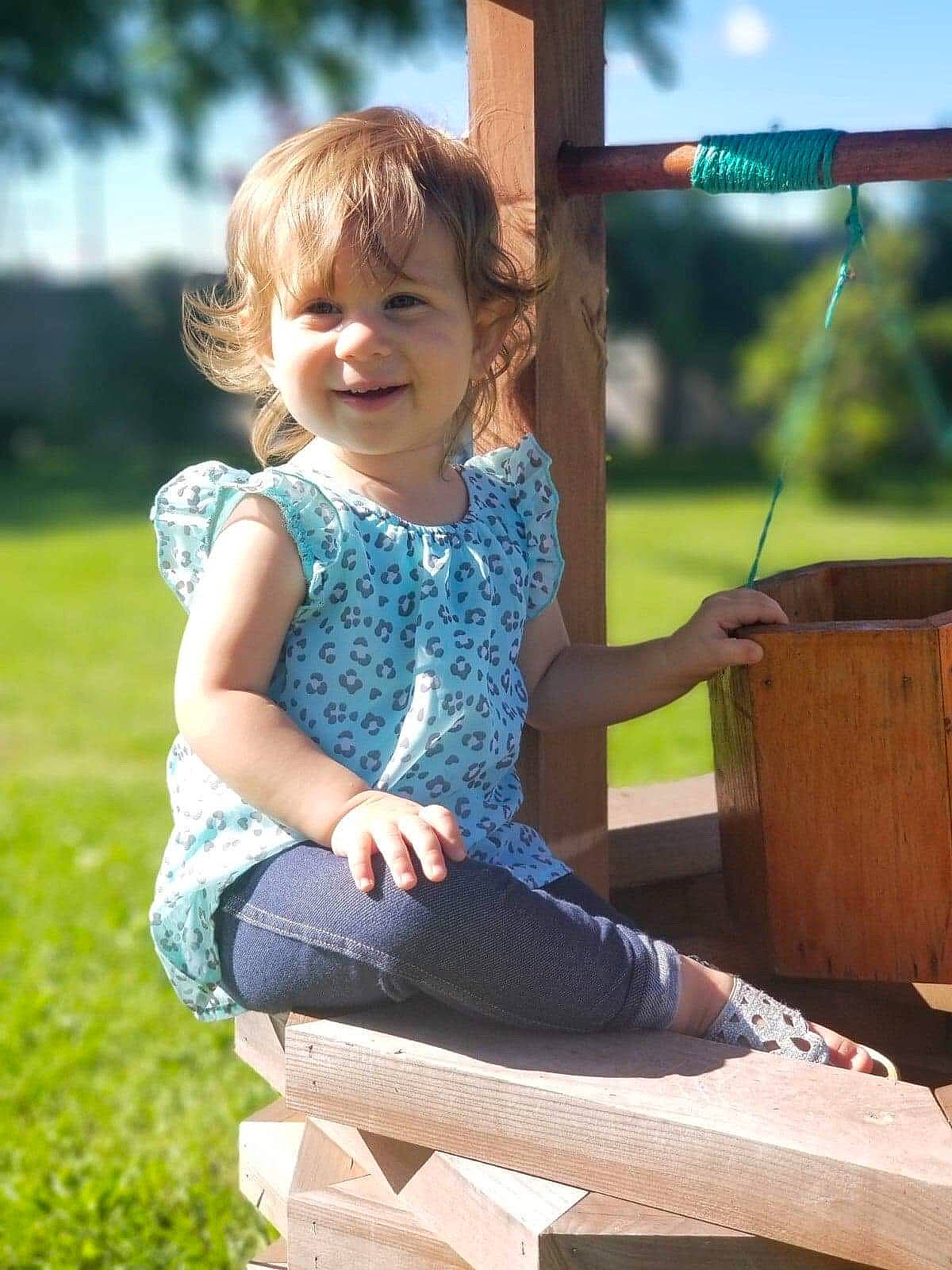 Madeleine is registered to the contest to win money with this photo: baby, child, child_model, fun, joy, leg, leisure, person, photography, play, public_space, sitting, smile, summer, toddler