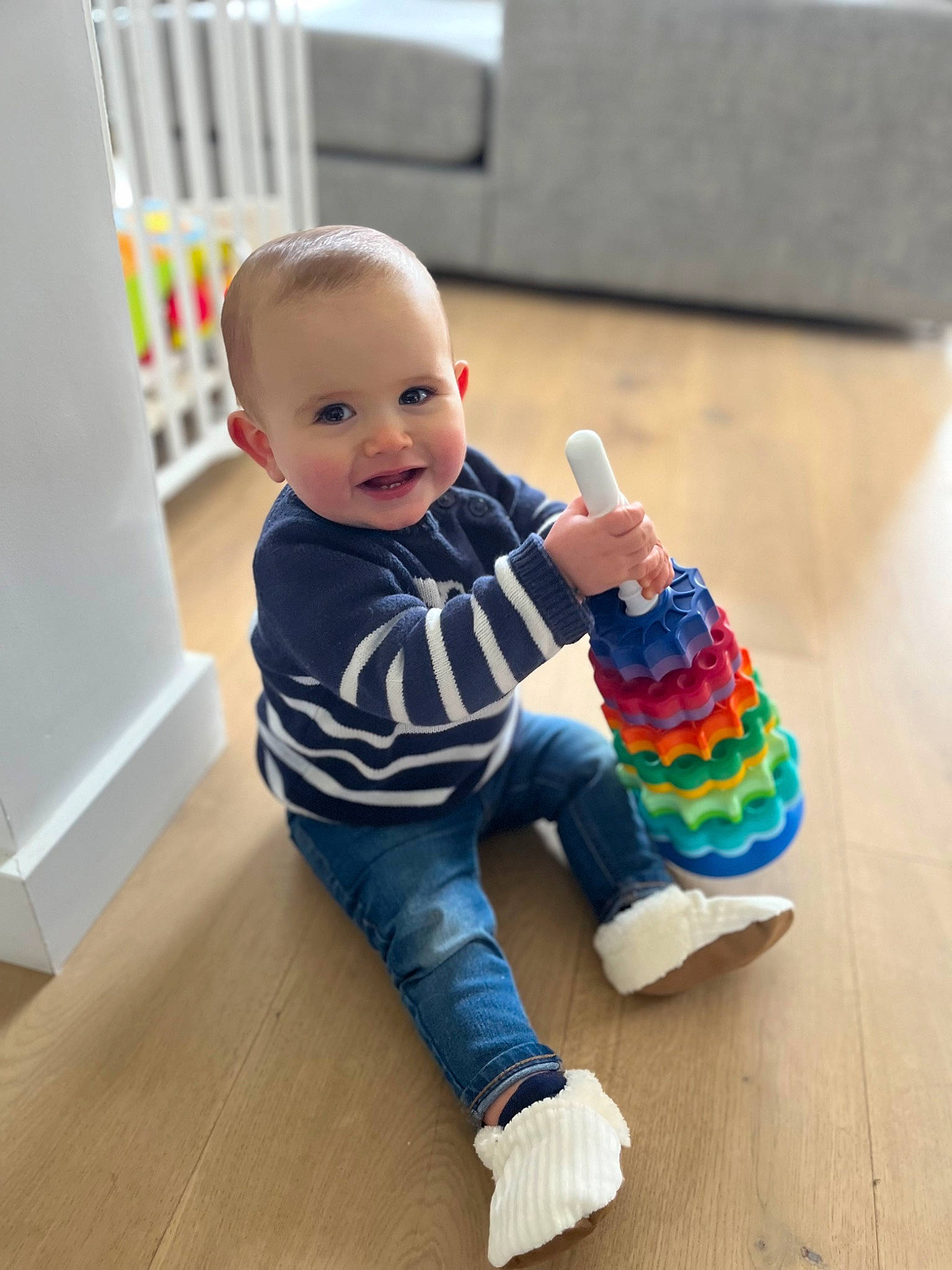 Paul participe au concours pour gagner de l'argent avec cette photo : baby, baby_playing_with_toys, baby_products, baby_toddler_clothing, child, floor, flooring, fun, happy, hardwood, joy, person, play, room, sitting, sleeve, smile, toddler, toy, toy_block