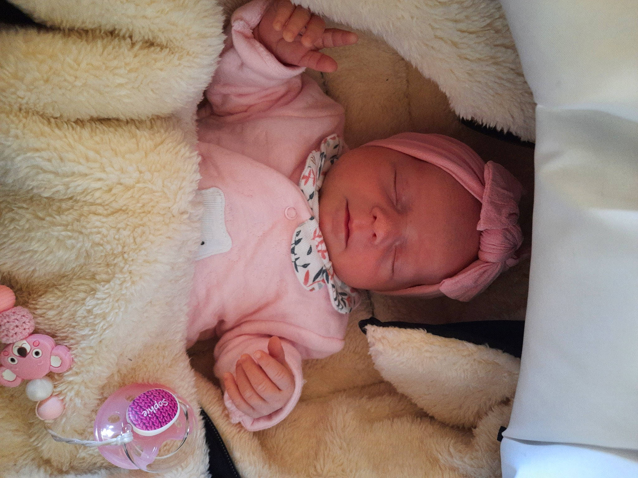 Sophie participe au concours pour gagner de l'argent avec cette photo : baby, baby_products, baby_sleeping, baby_toddler_clothing, cheek, child, comfort, eye, finger, hand, headgear, human_body, linens, lip, nail, person, pink, skin, textile, toddler