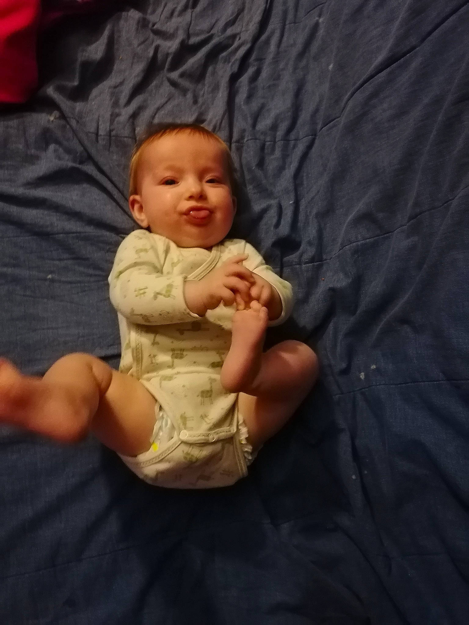 Emma a rejoint le concours — aidez-le/la à gagner de superbes lots ! baby, baby_toddler_clothing, cheek, child, comfort, elbow, finger, fun, gesture, hand, happy, human_leg, linens, person, sitting, skin, sleeve, smile, textile, thumb