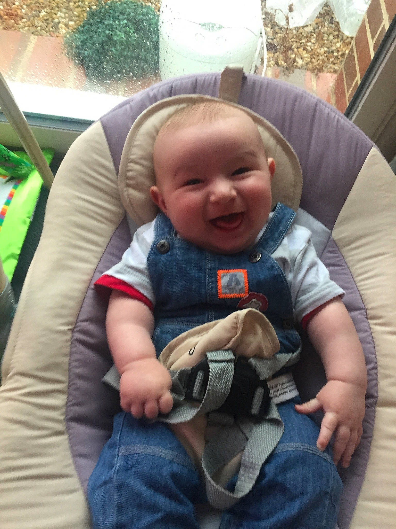 Dereck participe au concours pour gagner de l'argent avec cette photo : baby, baby_in_car_seat, baby_products, car_seat, child, person, sitting, toddler