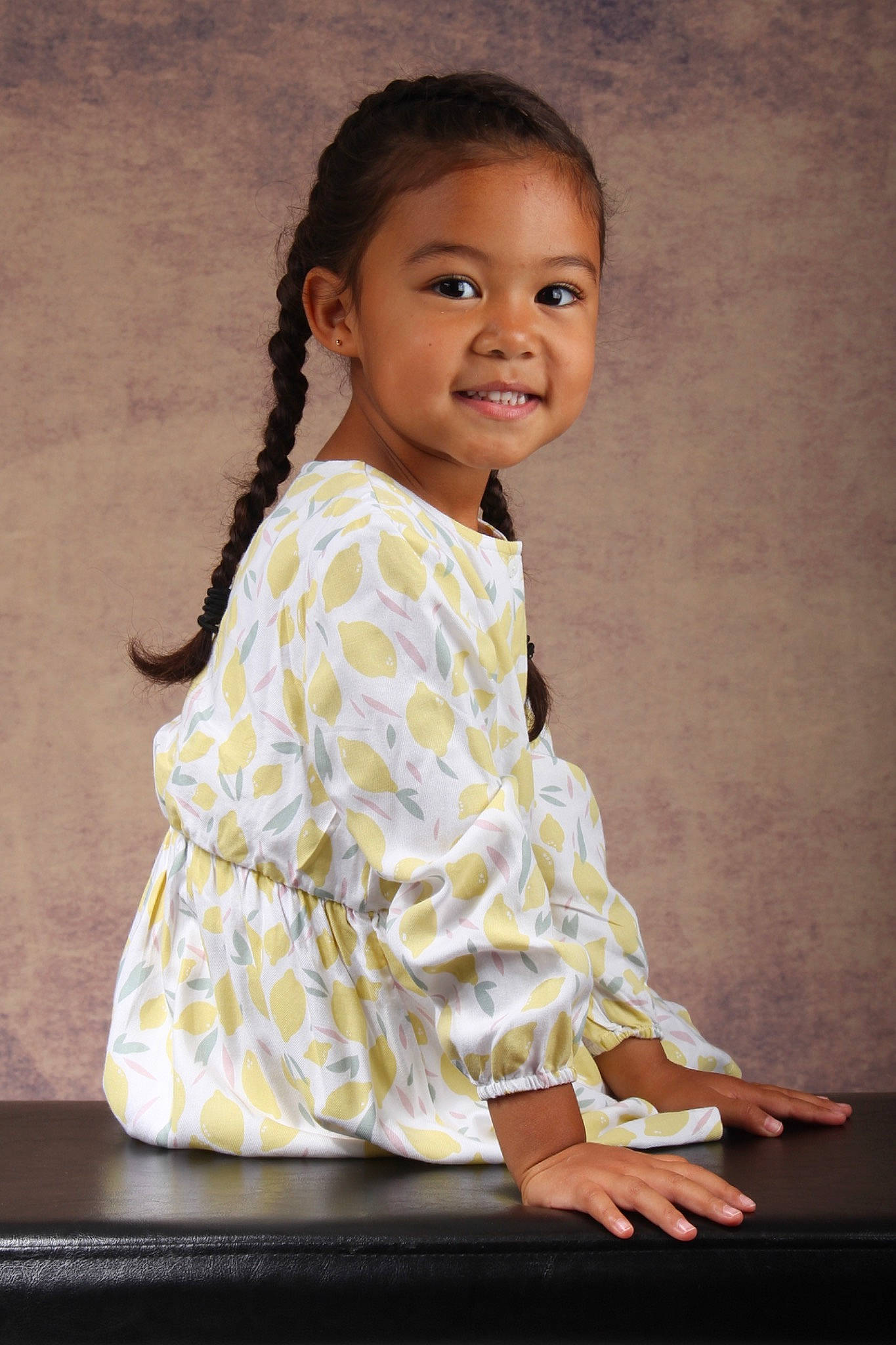 Tiphaine a rejoint le concours — aidez-le/la à gagner de superbes lots ! baby_toddler_clothing, cheek, child, day_dress, dress, fashion_design, flash_photography, formal_wear, fun, happy, joy, pattern, person, portrait, portrait_photography, sitting, sleeve, smile, toddler, vintage_clothing