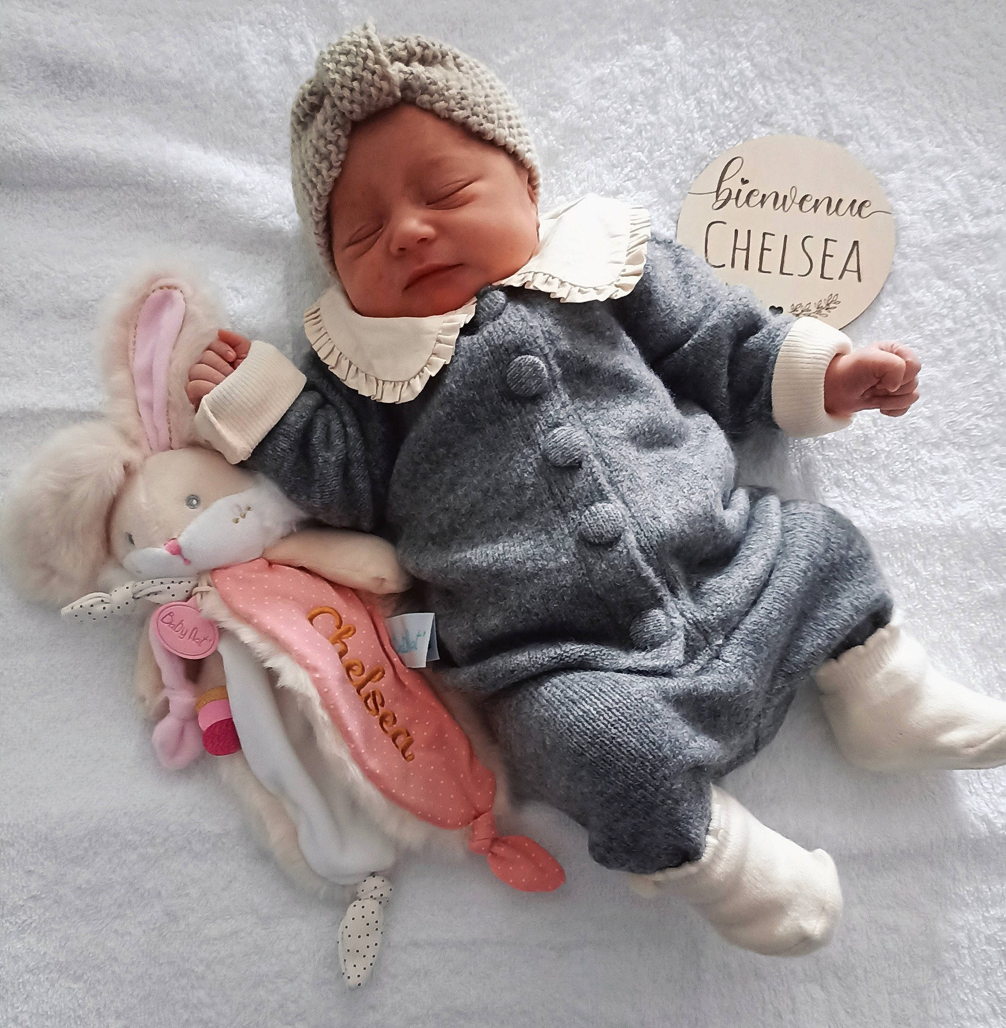 Chelsea a rejoint le concours — aidez-le/la à gagner de superbes lots ! arm, baby, baby_sleeping, baby_toddler_clothing, cheek, child, comfort, doll, eye, foot, gesture, head, human_body, lap, person, skin, sleeve, thumb, toddler, toy