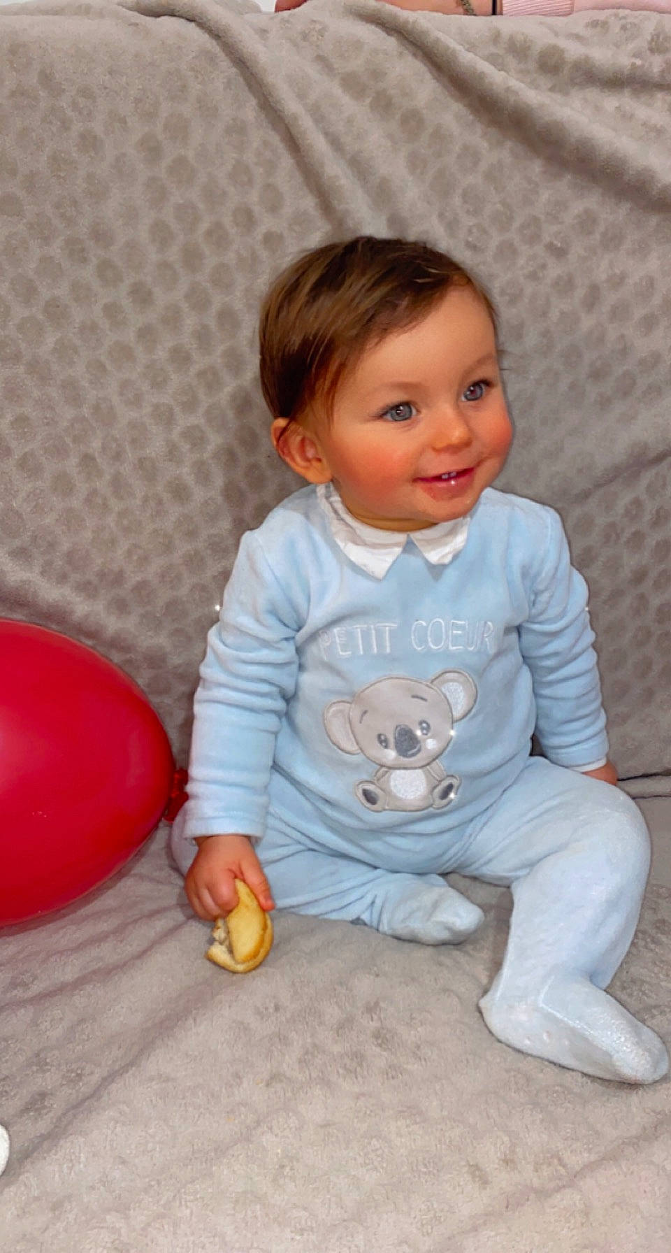 Dieydi participe au concours pour gagner de l'argent avec cette photo : baby_toddler_clothing, balloon, cheek, chin, comfort, eye, face, facial_expression, finger, fun, happy, head, iris, joy, nose, organ, person, pink, skin, sleeve