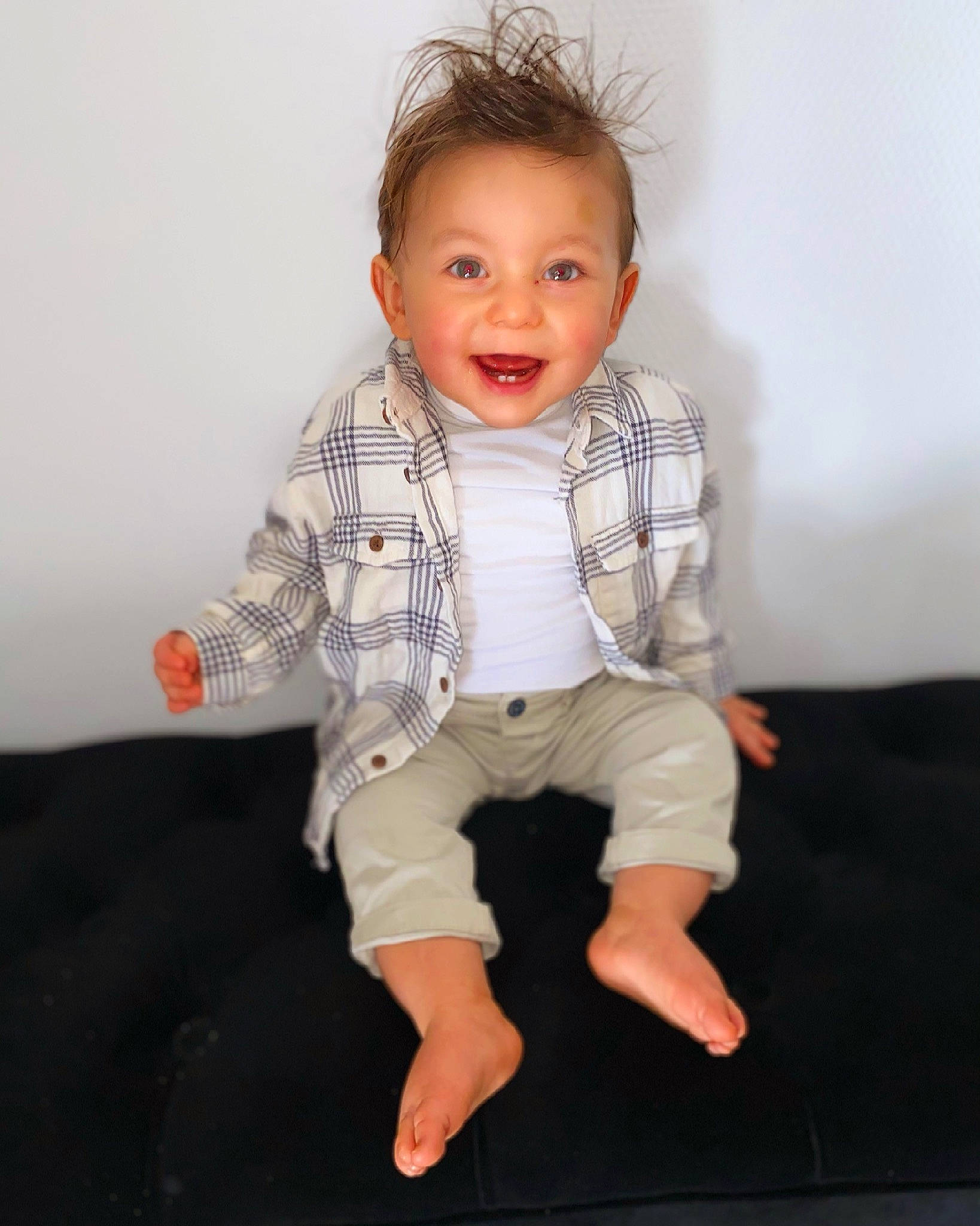 Dieydi a rejoint le concours — aidez-le/la à gagner de superbes lots ! arm, baby, baby_toddler_clothing, cheek, collar, dress_shirt, flash_photography, flooring, gesture, hair, happy, human_body, joy, lip, pattern, person, plaid, shirt, shoulder, sleeve
