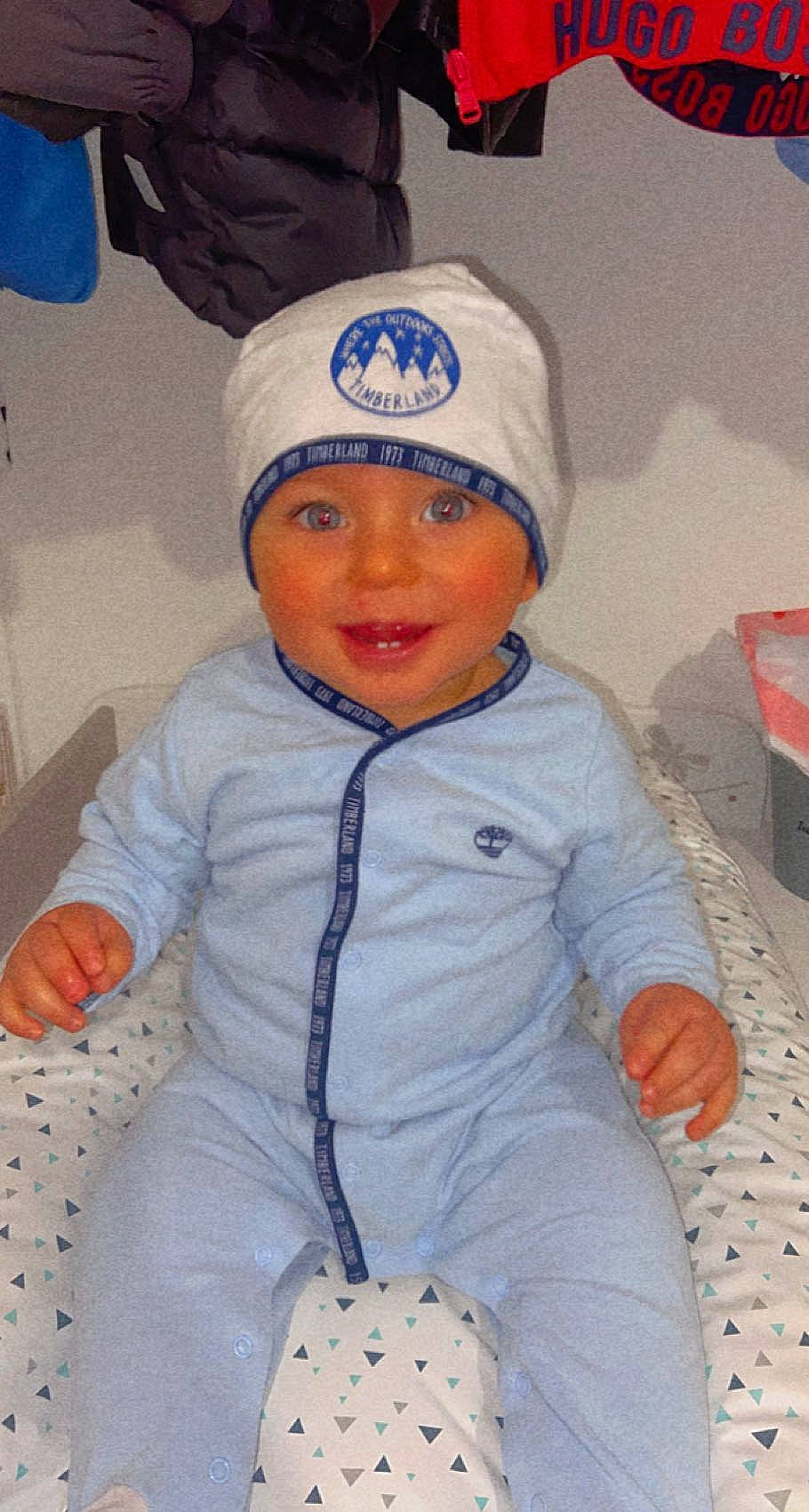 Dieydi participe au concours pour gagner de l'argent avec cette photo : arm, baby_toddler_clothing, ball, baseball_cap, blue, cap, cheek, electric_blue, eye, finger, football, fun, happy, headwear, jacket, joy, organ, person, sleeve, smile