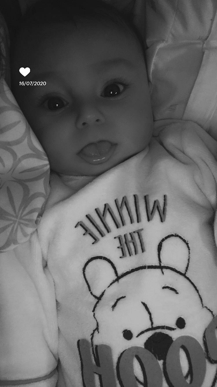 Dieydi participe au concours pour gagner de l'argent avec cette photo : arm, baby, bedtime, black, black_and_white, cheek, chest, child, eye, head, lip, monochrome, nose, person, photography, smile, style, toddler, white