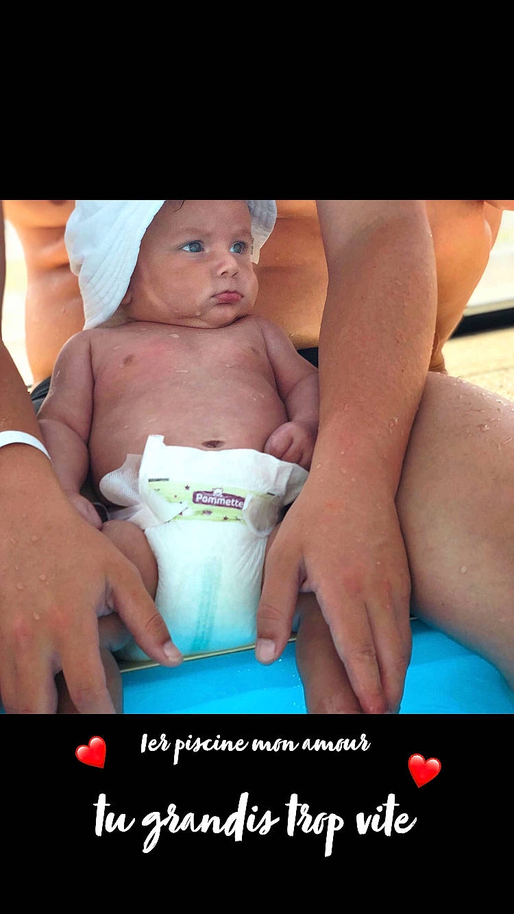 Dieydi participe au concours pour gagner de l'argent avec cette photo : abdomen, arm, baby, chest, child, finger, hand, headwear, leg, mouth, muscle, person, photo_caption, photography, thigh, toddler, trunk, undergarment