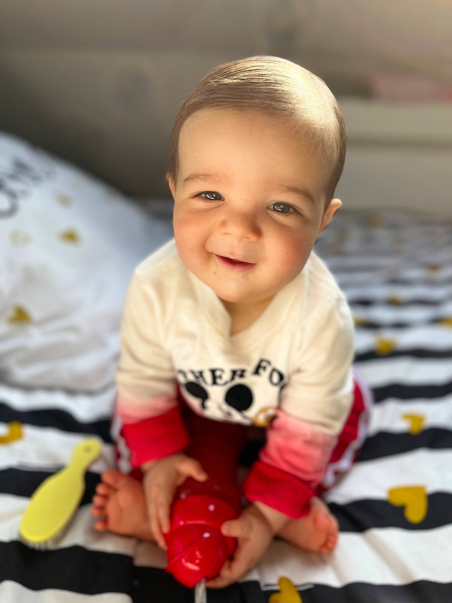 Aïden participe au concours pour gagner de l'argent avec cette photo : baby, baby_playing_with_toys, baby_toddler_clothing, cheek, chin, comfort, eye, flooring, fun, happy, head, joy, lip, mouth, nose, person, skin, sleeve, smile, standing