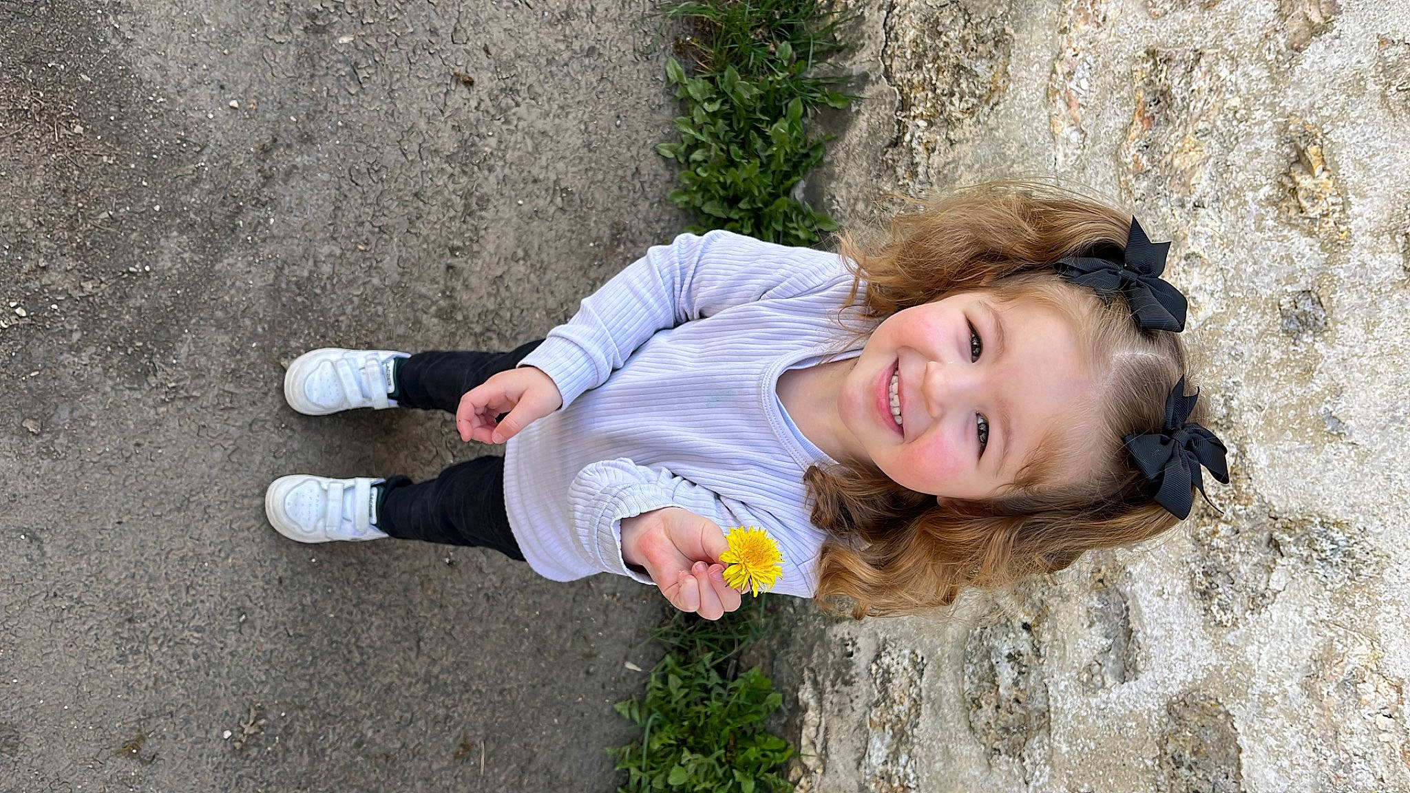 Heidi a rejoint le concours — aidez-le/la à gagner de superbes lots ! asphalt, child, fun, grass, happy, human_leg, joy, knee, landscape, leisure, mammal, people_in_nature, person, plant, recreation, sitting, smile, soil, toddler, tree