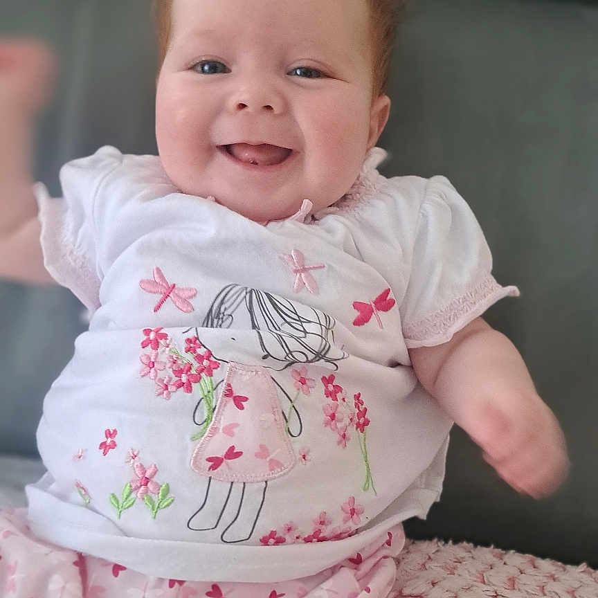 Alba participe au concours pour gagner de l'argent avec cette photo : architecture, baby, building, clothing, couch, cushion, face, furniture, happy, head, homedecor, laughing, newborn, person, photography, portrait, shorts, sitting, smile, t_shirt