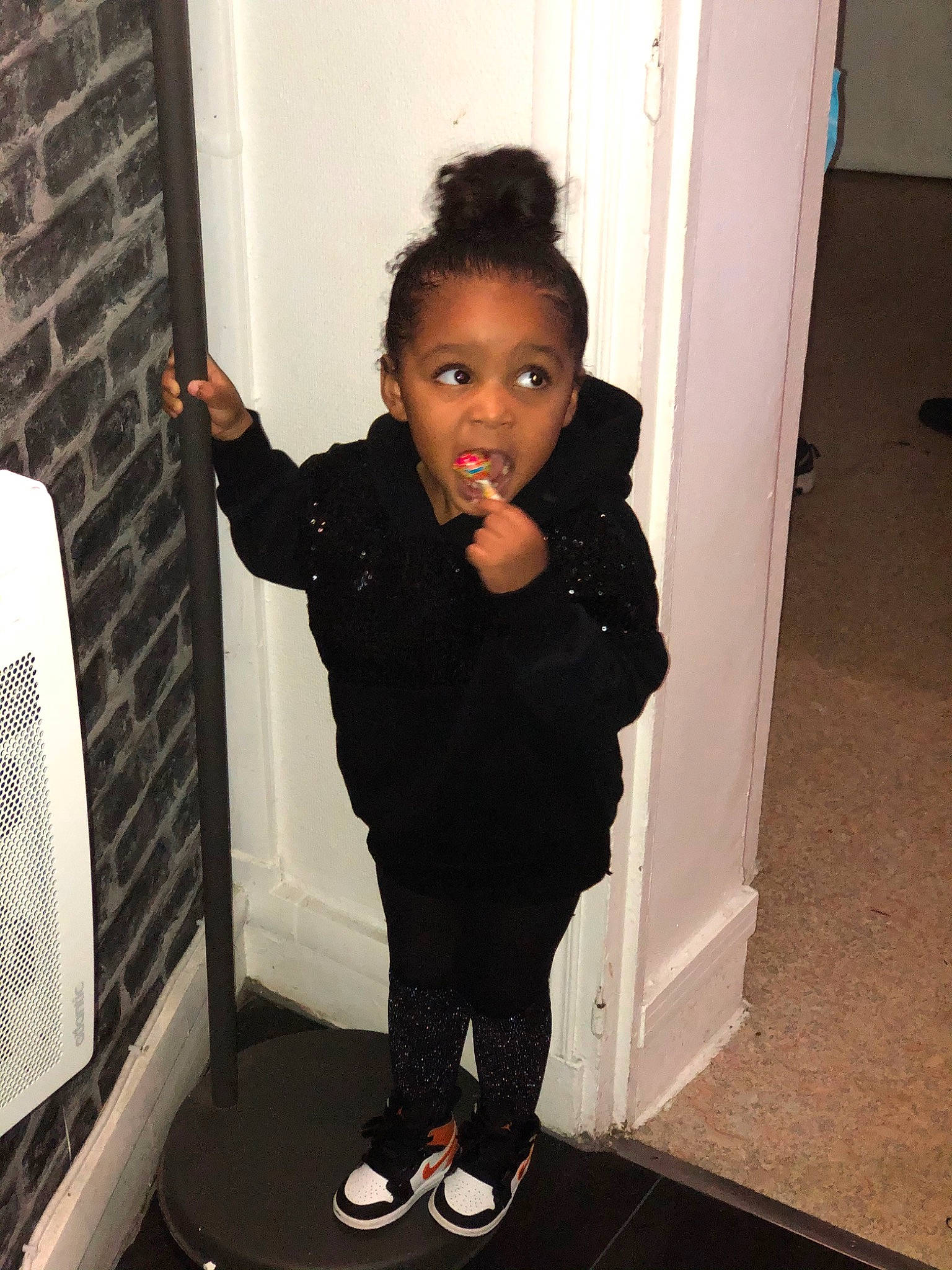 Djennah a rejoint le concours — aidez-le/la à gagner de superbes lots ! baby_toddler_clothing, black_hair, child, cool, door, fashion_design, floor, flooring, hair, head, leg, person, room, shoe, sleeve, standing, thigh, toddler, waist, white