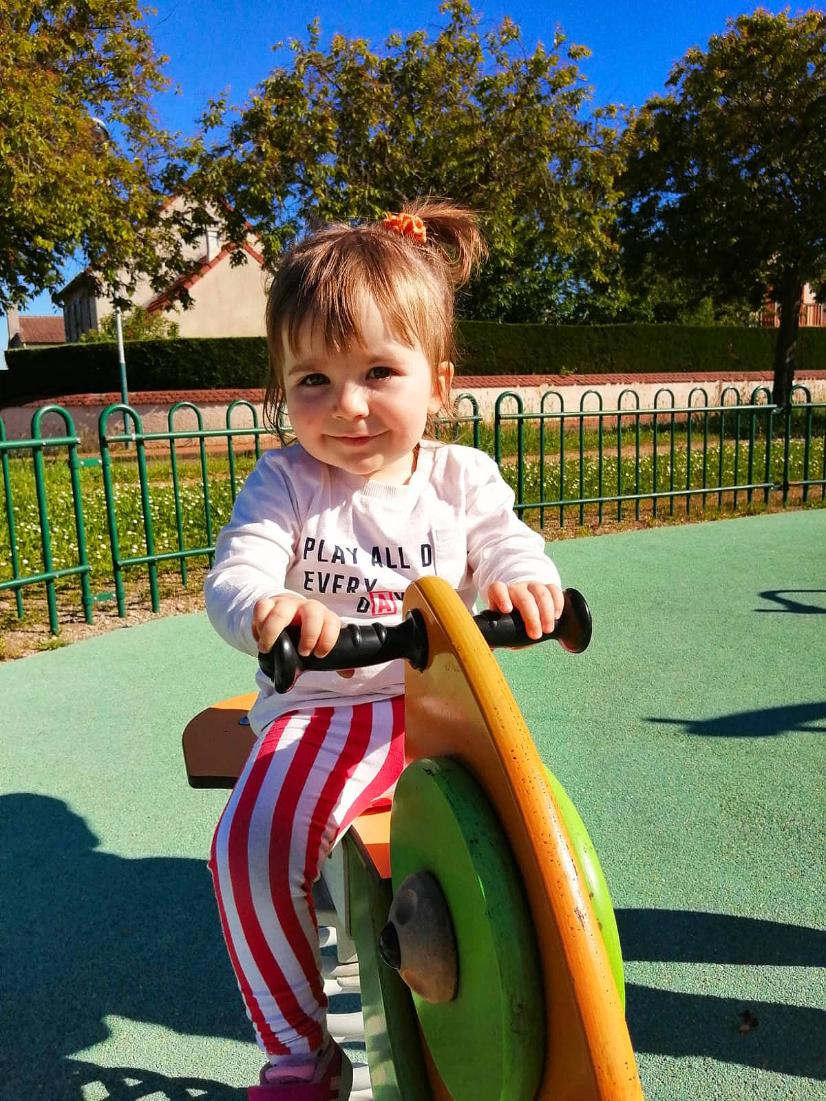 Leanna participe au concours pour gagner de l'argent avec cette photo : baby, child, city, fun, games, human_settlement, joy, leisure, outdoor_play_equipment, park, person, play, playground, playground_slide, public_space, recreation, summer, toddler, vacation