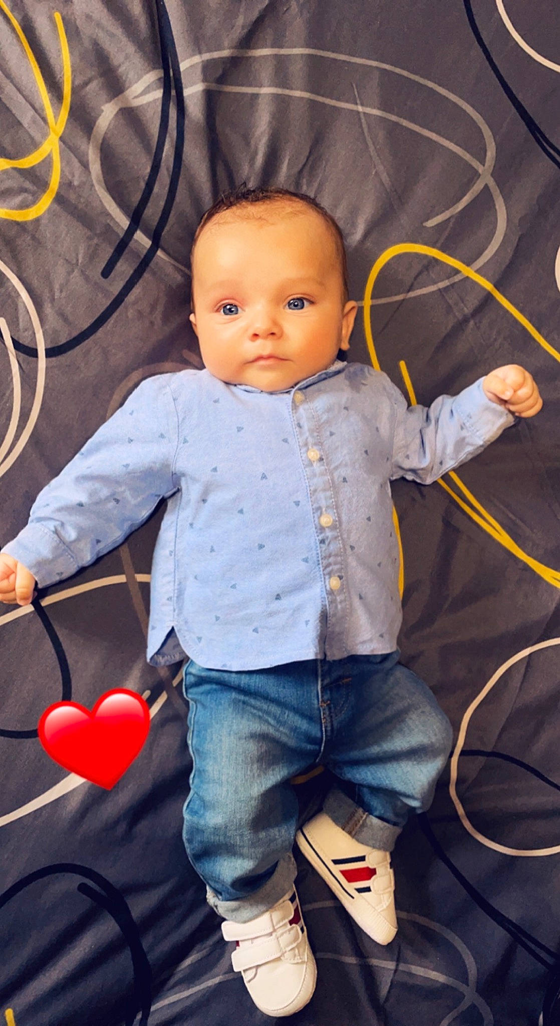 Maëron a rejoint le concours — aidez-le/la à gagner de superbes lots ! audio_equipment, baby, baby_toddler_clothing, cheek, child, cool, design, fun, gesture, happy, human, jeans, joint, nose, organ, people, person, product, standing, toddler