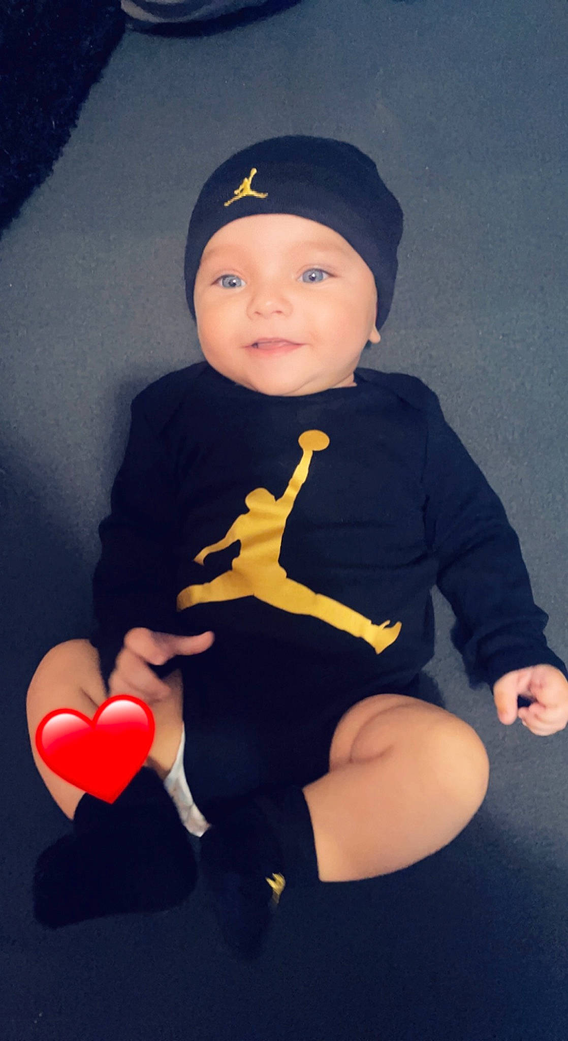 Maëron a rejoint le concours — aidez-le/la à gagner de superbes lots ! baby_toddler_clothing, balloon, black, cap, eye, finger, flash_photography, gesture, hand, headgear, headwear, human_body, joint, knee, leg, person, sleeve, smile, thigh, thumb