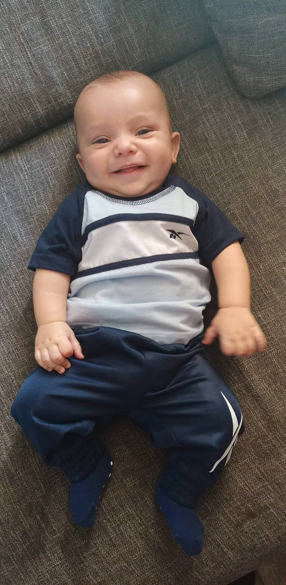 Maëron participe au concours pour gagner de l'argent avec cette photo : baby, baby_toddler_clothing, cheek, child, collar, comfort, electric_blue, eye, flash_photography, grey, happy, joy, pattern, person, portrait_photography, sitting, skin, sleeve, smile, t_shirt