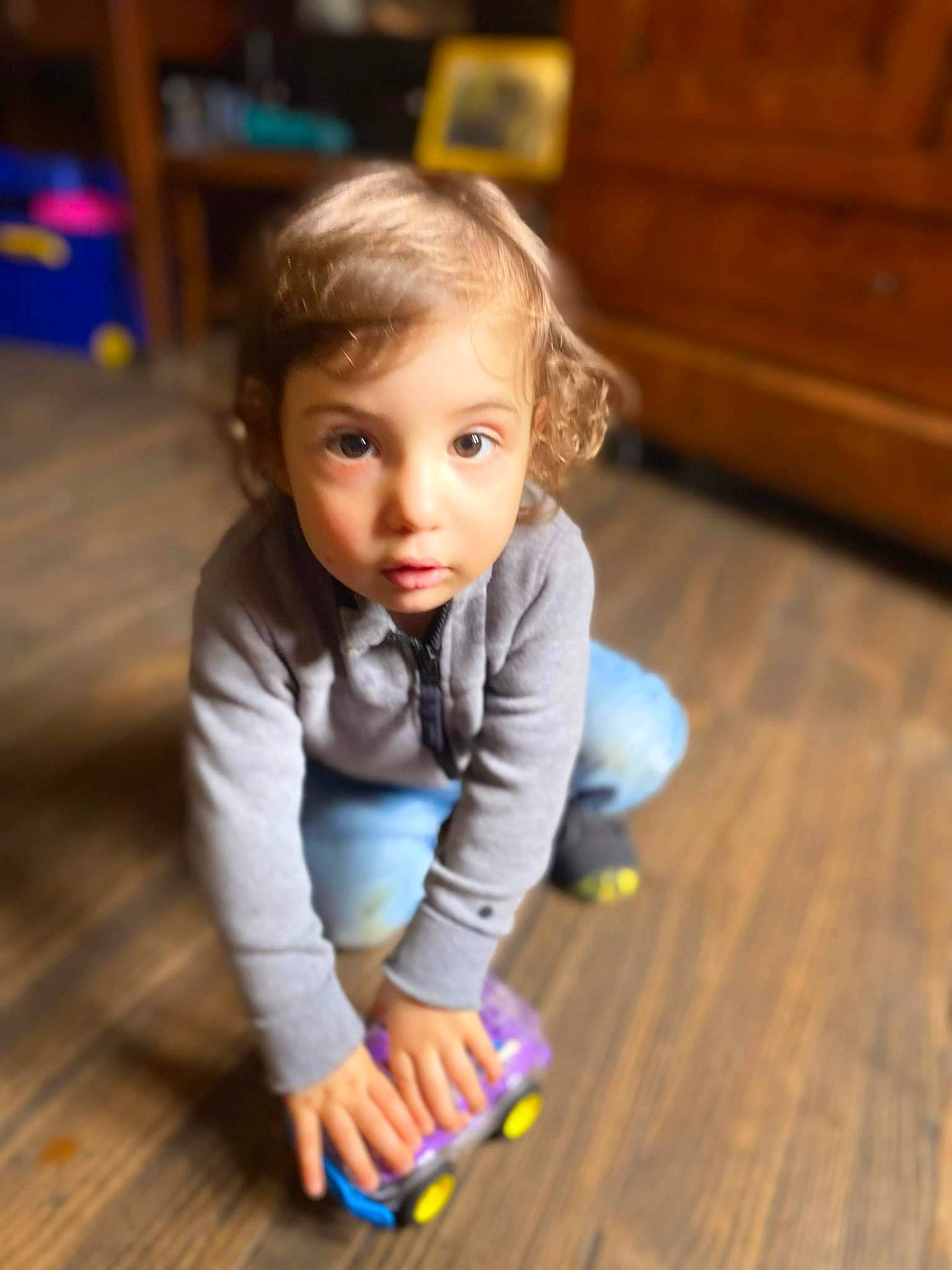 élie participe au concours pour gagner de l'argent avec cette photo : baby_toddler_clothing, cheek, chin, face, floor, flooring, fun, happy, hardwood, head, iris, laminate_flooring, nose, person, skin, smile, standing, toddler, varnish, wood