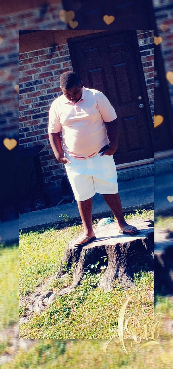 Malachi Coolkid is registered to the contest to win money with this photo: board_short, cool, daytime, eyewear, fun, gesture, grass, happy, knee, leg, leisure, people_in_nature, person, plant, shorts, standing, summer, sunlight, t_shirt, thigh