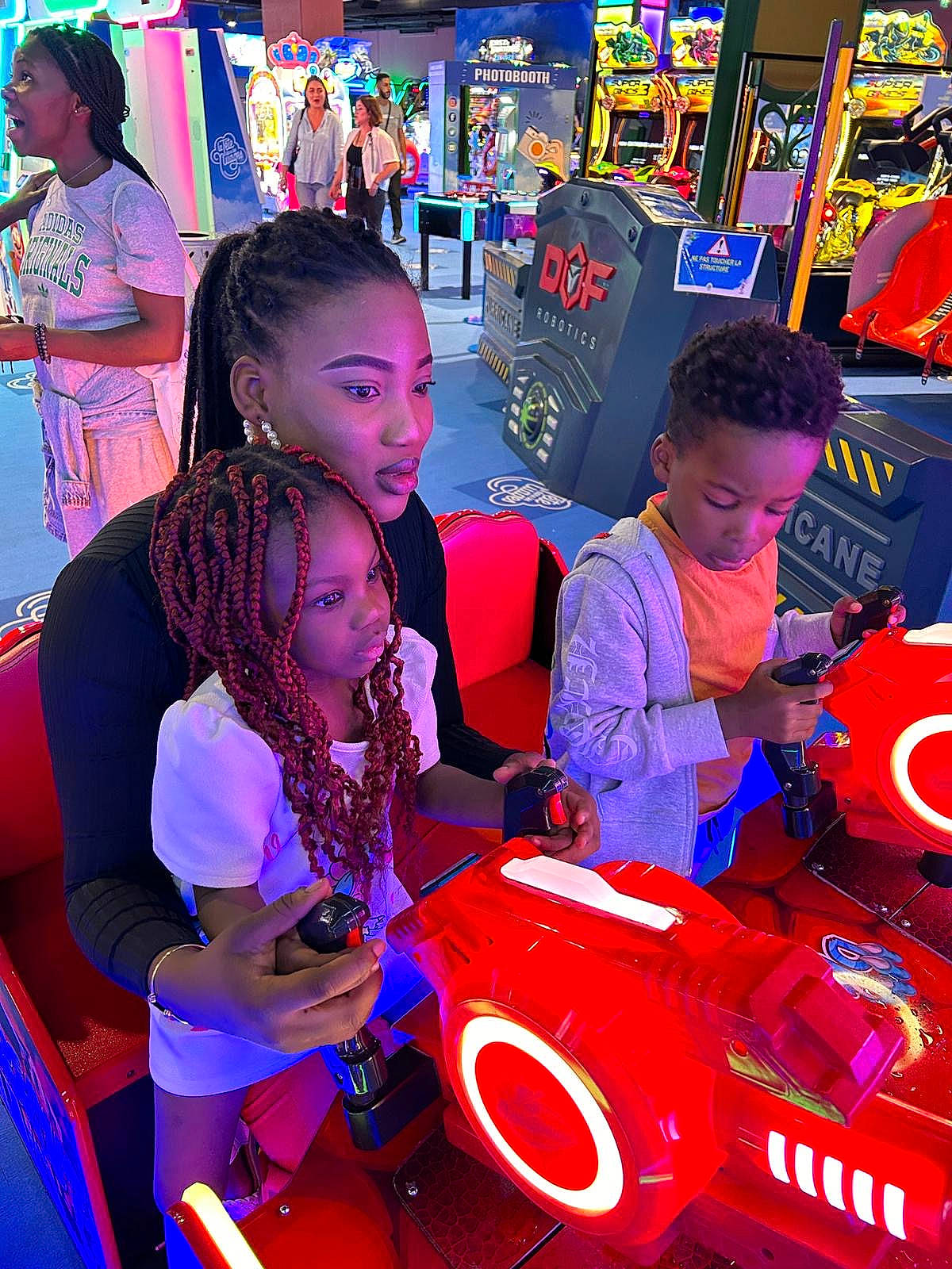 Chloé participe au concours pour gagner de l'argent avec cette photo : automotive_design, backpack, bag, blue, child, electric_blue, entertainment, event, fun, happy, leisure, luggage_and_bags, magenta, motor_vehicle, person, play, purple, recreation, snapshot, social_group