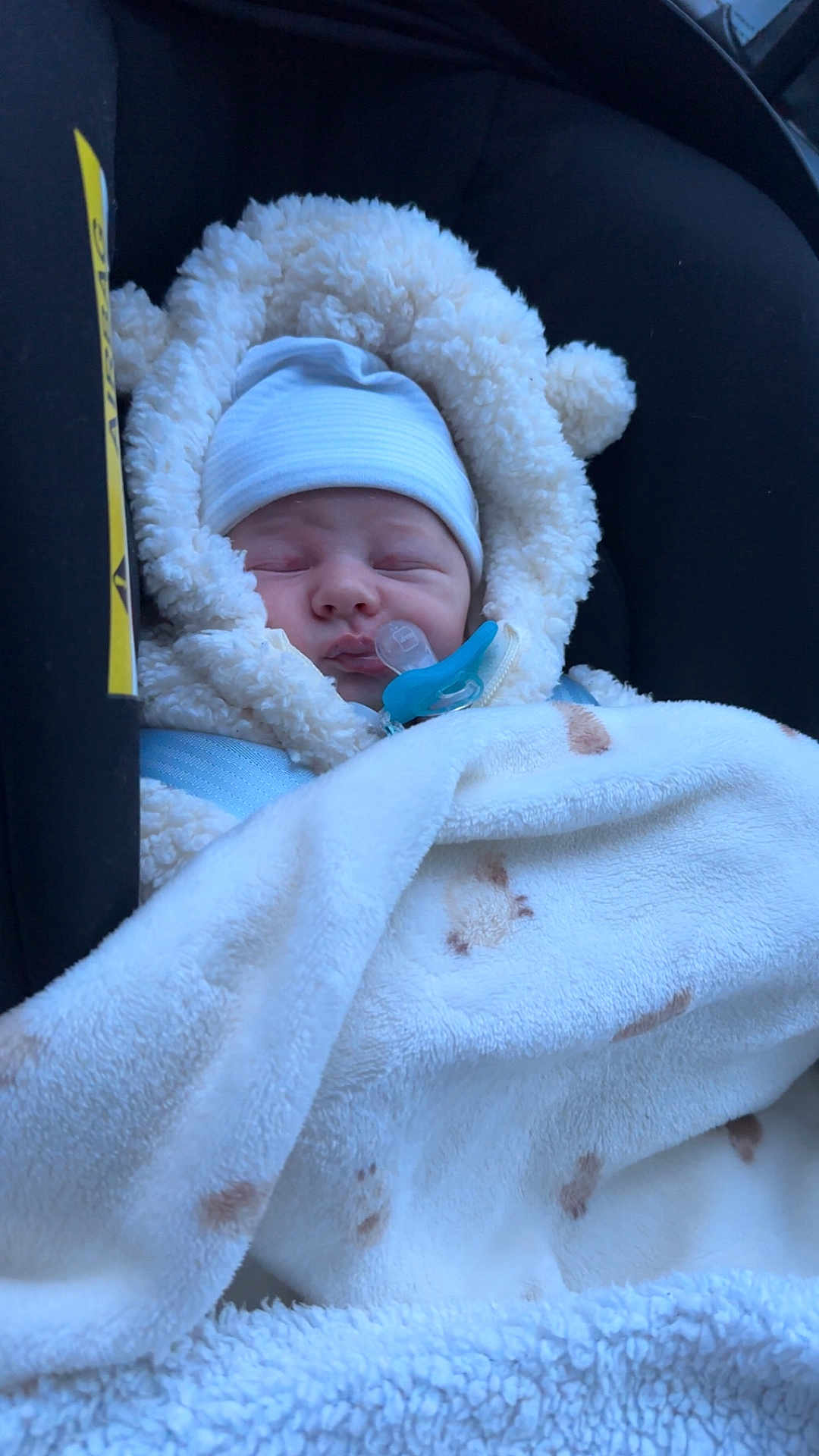 Islem participe au concours pour gagner de l'argent avec cette photo : baby, blanket, pacifier, hood, sleeping, infant, clothing, cozy, fur, soft, car_seat, cute, child, person, wrapped, warm, indoor, headwear, comfort, peaceful