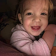 Arianne a rejoint le concours — aidez-le/la à gagner de superbes lots ! toddler, child, smile, happy, face, person, portrait, indoors, clothing, pink, baby, cute, expression, skin, hair, young, sleeve, cozy, warm, light