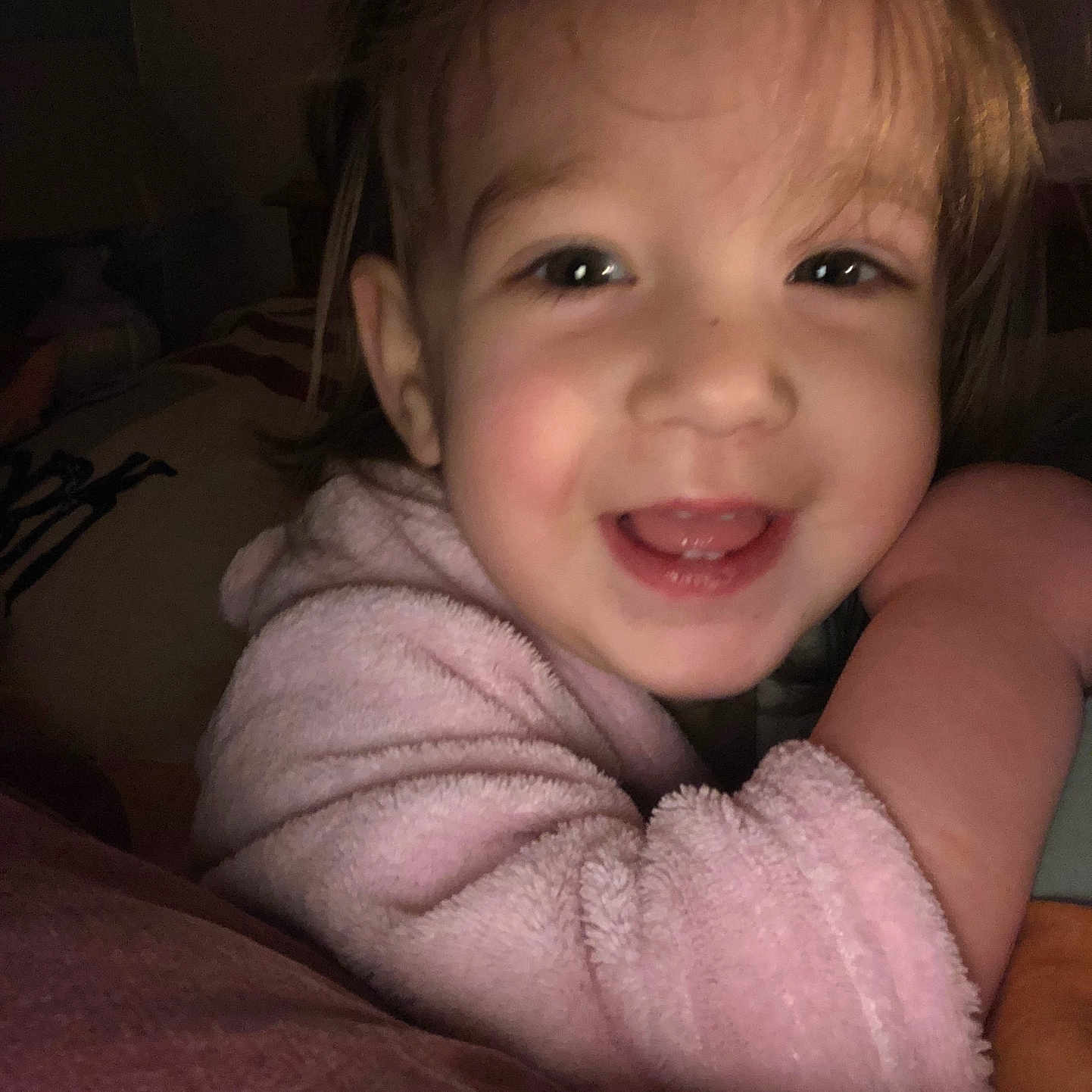 Arianne a rejoint le concours — aidez-le/la à gagner de superbes lots ! toddler, child, smile, happy, face, person, portrait, indoors, clothing, pink, baby, cute, expression, skin, hair, young, sleeve, cozy, warm, light