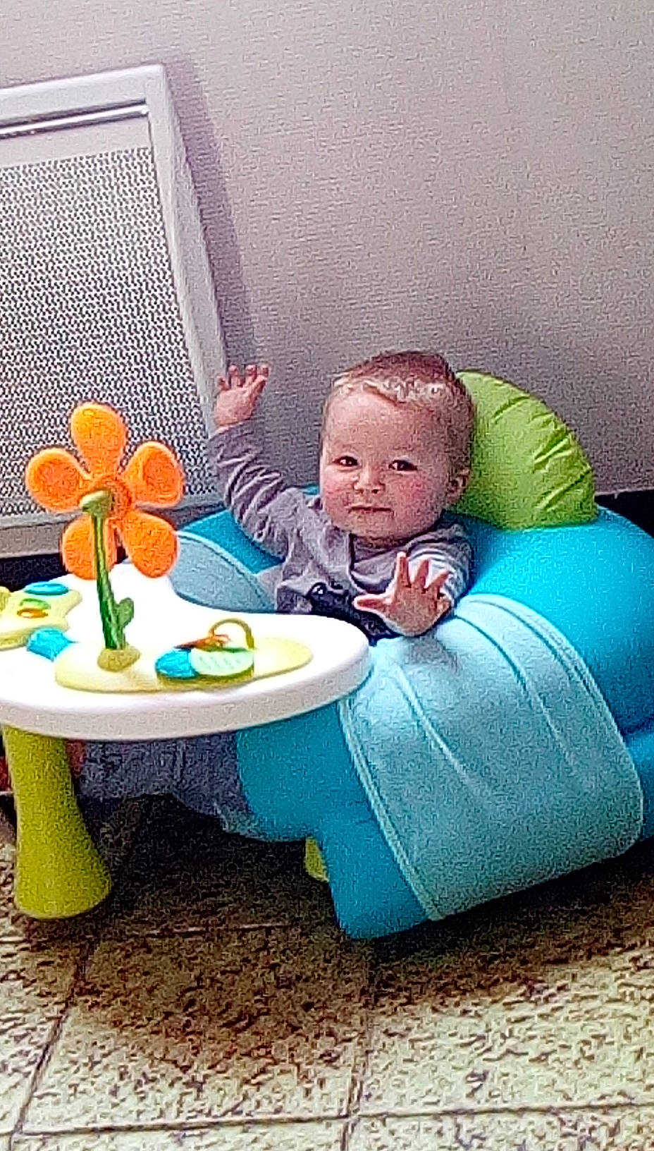 Gurwan a rejoint le concours — aidez-le/la à gagner de superbes lots ! baby, child, furniture, interior_design, person, plant, play, room, sitting, table, toddler, toy