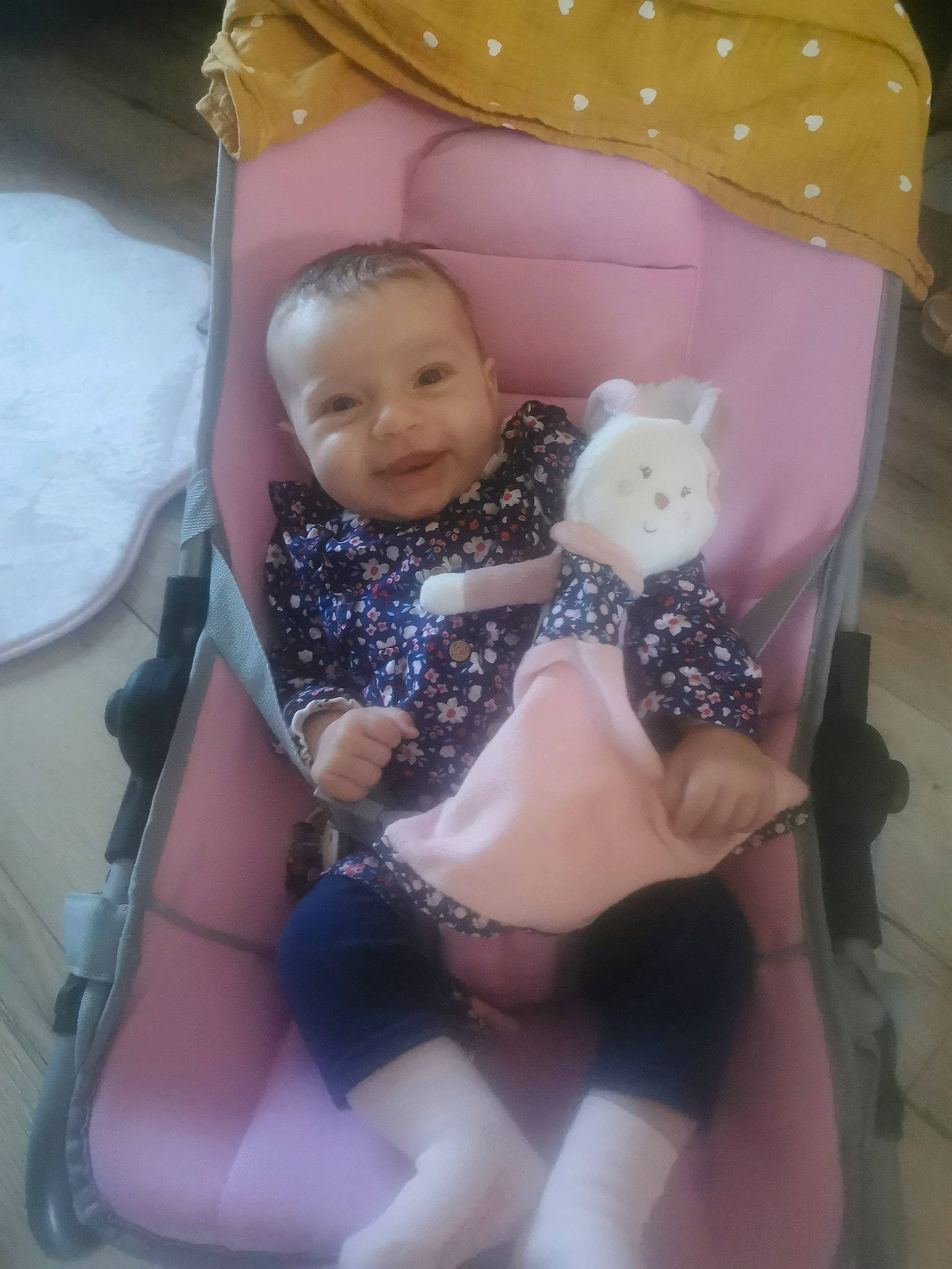 Maï-li a rejoint le concours — aidez-le/la à gagner de superbes lots ! abdomen, baby, baby_products, baby_toddler_clothing, chest, child, comfort, hairstyle, happy, human_body, human_leg, knee, lap, person, pink, purple, sitting, smile, thigh, toddler