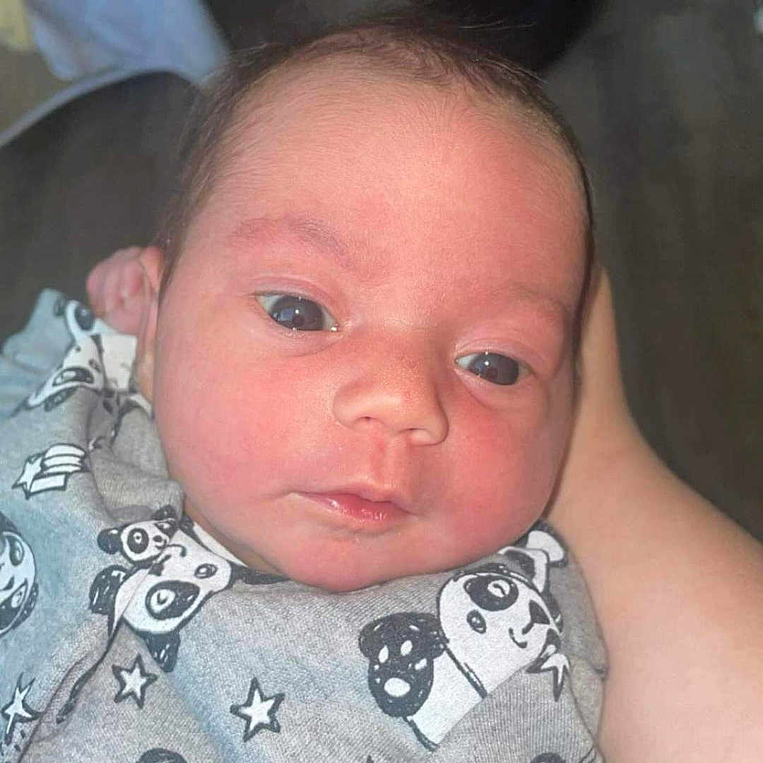 Kelsi a rejoint le concours — aidez-le/la à gagner de superbes lots ! baby, child, clothing, comfort, cute, eyes, face, grey, hand, indoors, infant, newborn, panda_print, pattern, person, portrait, resting, skin, soft_light, young