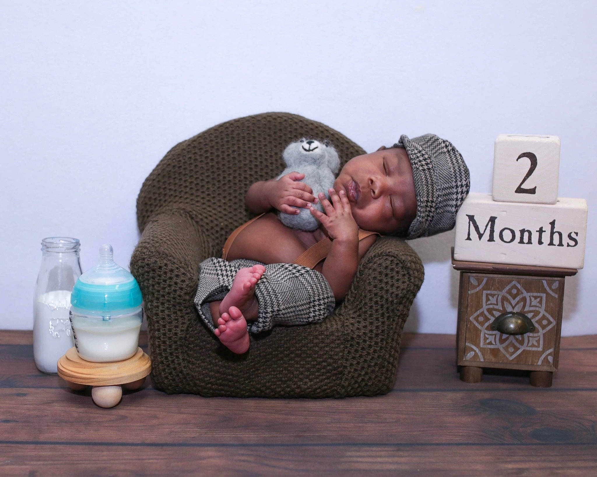 Syx is registered to the contest to win money with this photo: baby, baby_products, bottle, child, comfort, couch, drinkware, flooring, foot, happy, hat, headwear, person, plastic, plastic_bottle, product, room, sitting, thigh, toddler