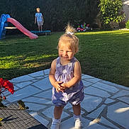 Adèle participe au concours pour gagner de l'argent avec cette photo : backyard, blue_sky, child, flower, grass, grass_lawn, hedge, house, outdoor, patio, potted_plant, purple_clothing, shadow, slide, smiling, sunlight, toddler, toy_car, trampoline, white_shoes
