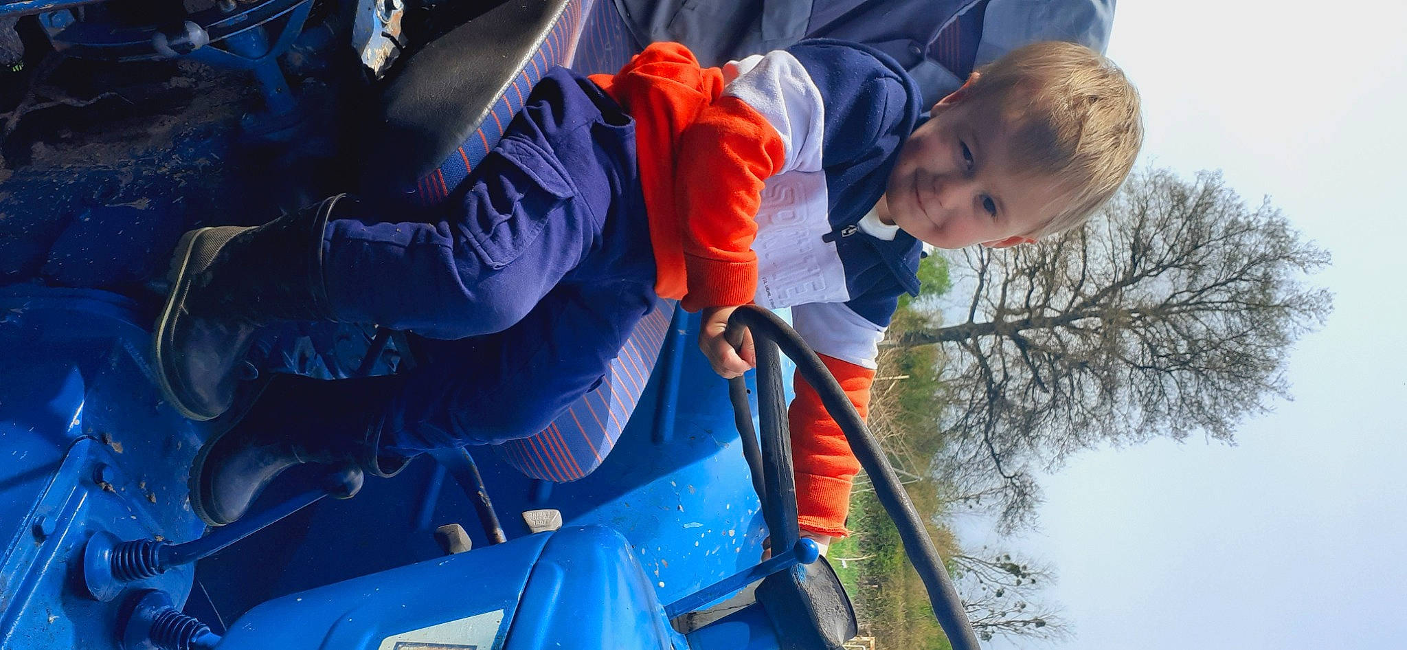 Valentin participe au concours pour gagner de l'argent avec cette photo : adventure, auto_part, baby_products, blue, child, electric_blue, freezing, fun, hood, joy, leisure, motor_vehicle, person, personal_protective_equipment, plant, recreation, sky, toddler, tree, vehicle_door