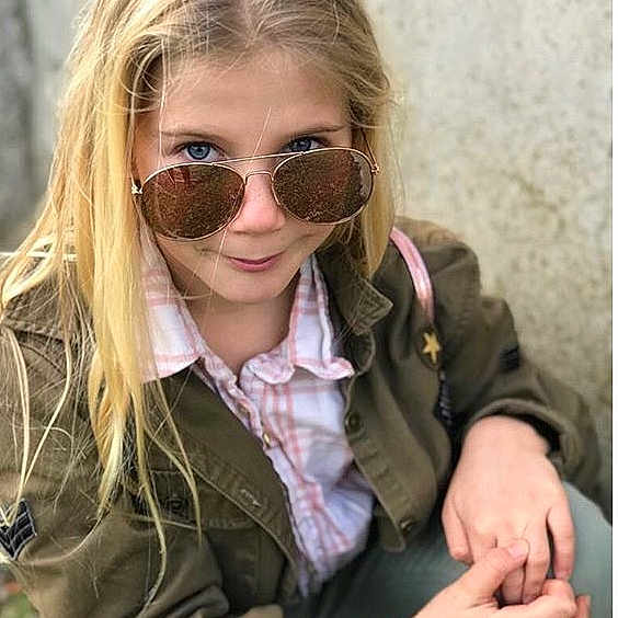 Kim participe au concours pour gagner de l'argent avec cette photo : beauty, blond, brown_hair, child_model, cool, eyewear, face, gesture, glasses, hair, hairstyle, jacket, lip, long_hair, photography, smile, sunglasses, vision_care
