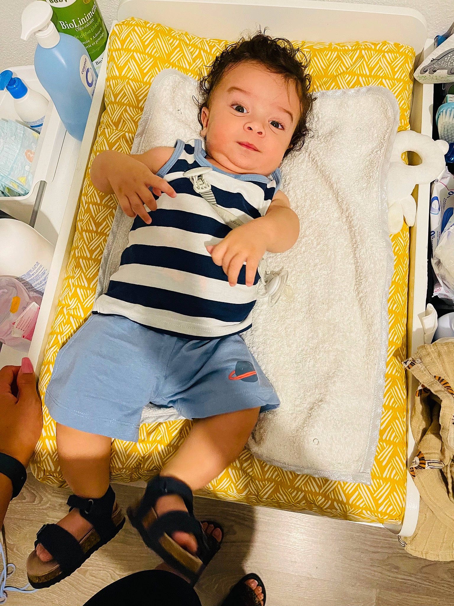 Liam a rejoint le concours — aidez-le/la à gagner de superbes lots ! baby, baby_toddler_clothing, child, fashion_design, fun, hairstyle, happy, human_leg, knee, pattern, person, shoe, shorts, sitting, skin, sock, textile, thigh, toddler, trunk