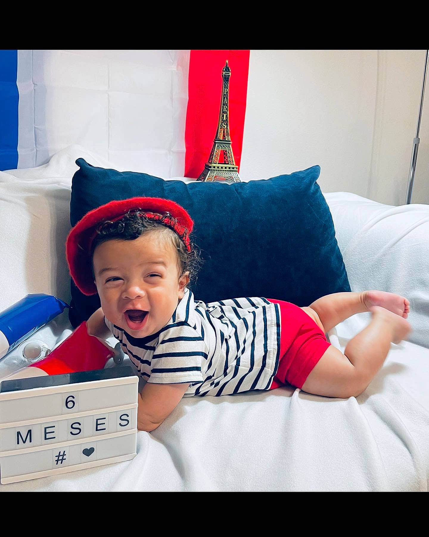 Liam participe au concours pour gagner de l'argent avec cette photo : baby, baby_toddler_clothing, child, comfort, costume_hat, couch, facial_expression, happy, headwear, holiday, pattern, person, pillow, rectangle, sitting, sleeve, smile, t_shirt, textile, throw_pillow