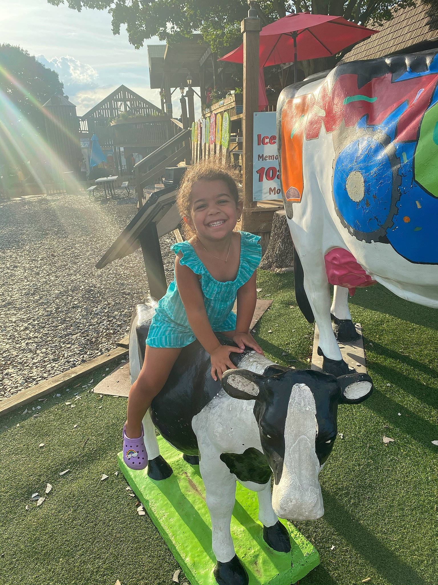 Karoline is registered to the contest to win money with this photo: cool, footwear, fun, grass, happy, joy, leg, leisure, nature, people, person, plant, public_space, recreation, shoe, shorts, smile, sneakers, summer, t_shirt