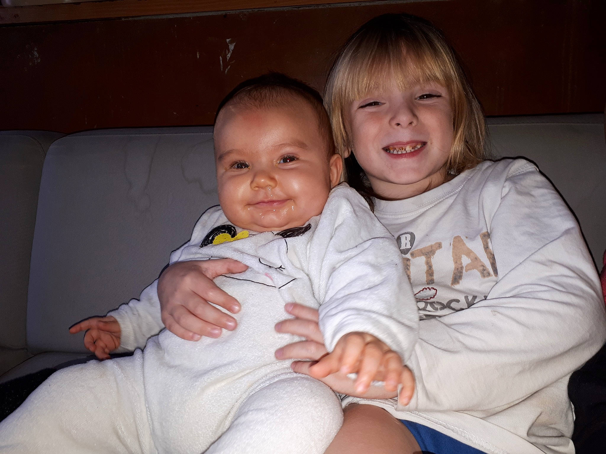 Kathaleya participe au concours pour gagner de l'argent avec cette photo : boy, cheek, child, day, emotion, eye, facial_expression, fun, girl, infant, joy, lap, leg, nose, people, person, product, sitting, skin, smile