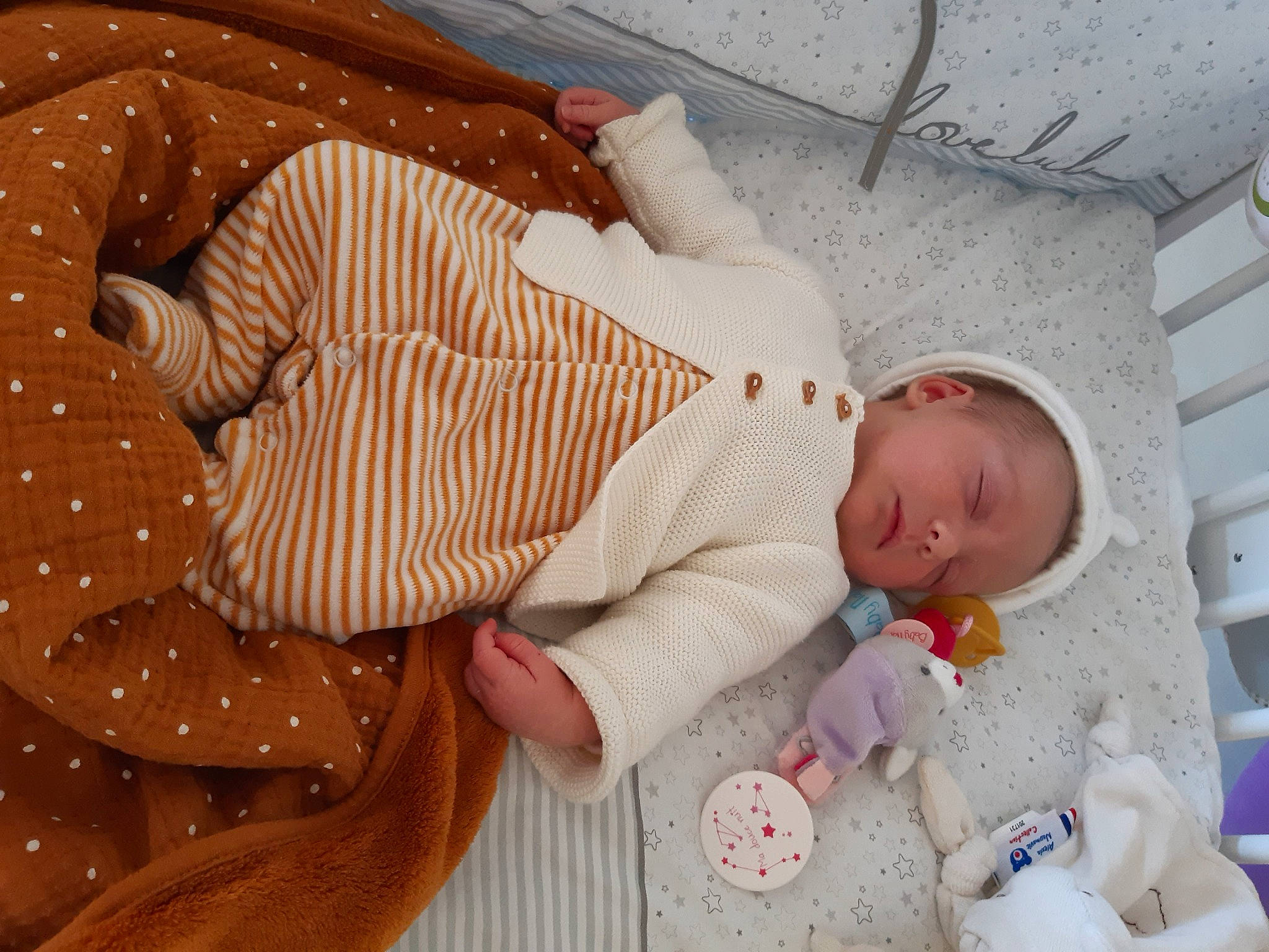 Maël a rejoint le concours — aidez-le/la à gagner de superbes lots ! baby, baby_products, baby_sleeping, baby_toddler_clothing, bedding, bedtime, cheek, child, comfort, hand, human_body, linens, nap, pattern, person, product, room, skin, sleep, textile