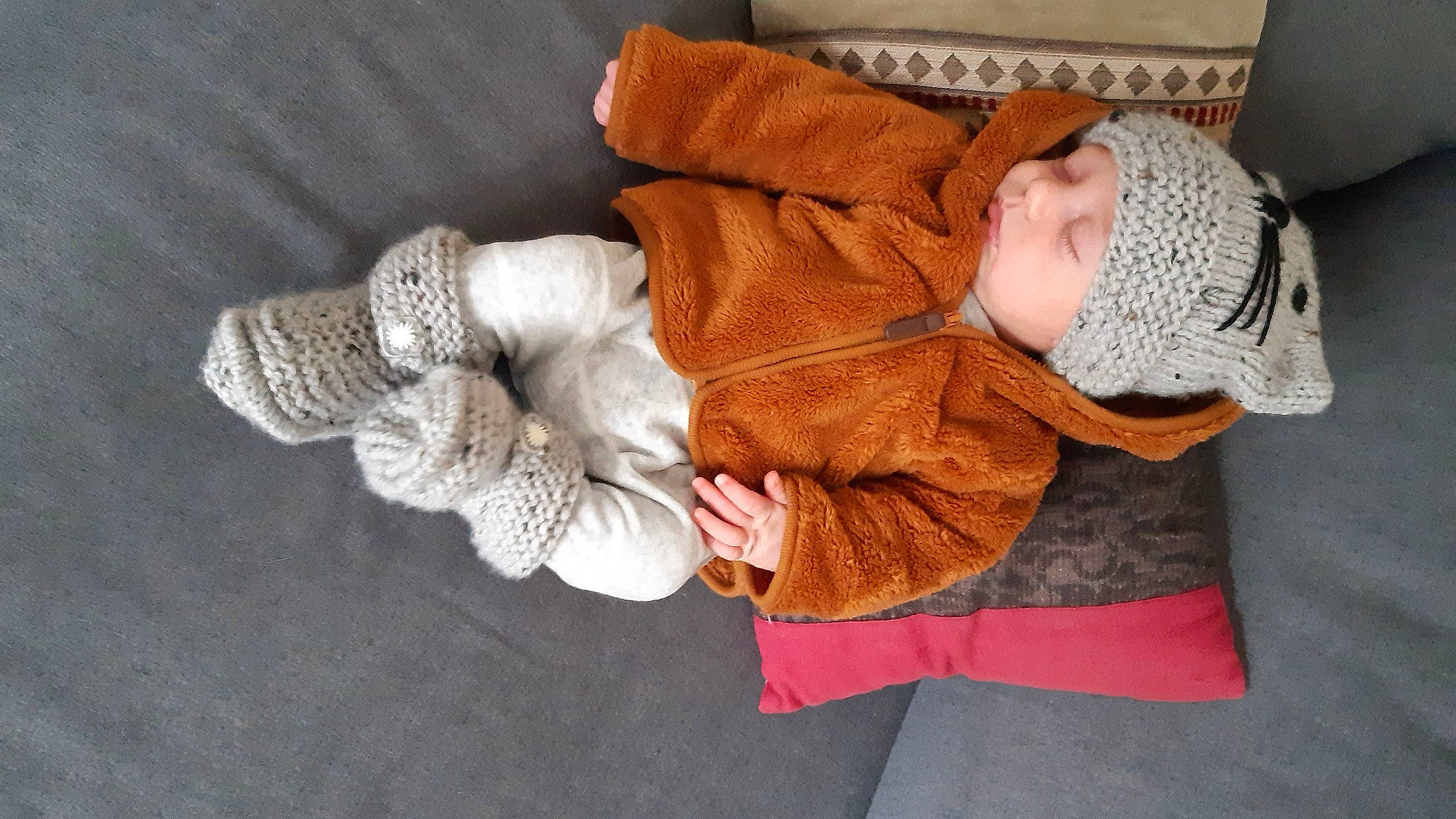 Maël participe au concours pour gagner de l'argent avec cette photo : baby, baby_products, baby_toddler_clothing, cheek, comfort, fur, gesture, glove, head, headgear, headwear, human_body, jacket, knit_cap, pattern, person, sleeve, thumb, toddler, wood