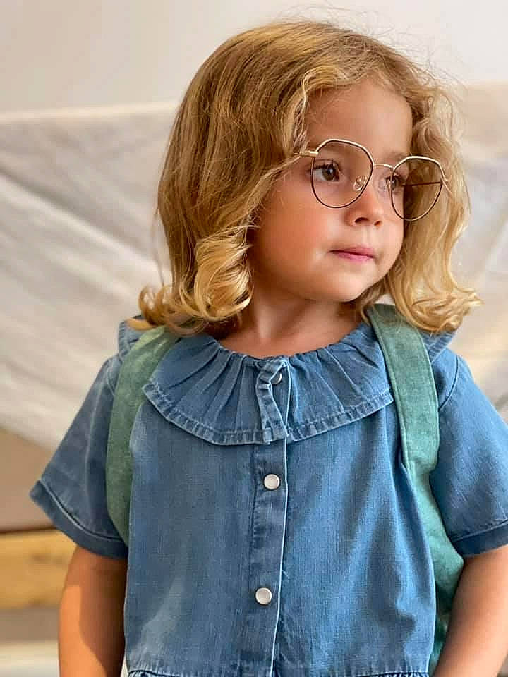 Leina participe au concours pour gagner de l'argent avec cette photo : cheek, eye, eyelash, face, glasses, hair, hairstyle, head, joint, lip, neck, nose, organ, outerwear, person, shoulder, skin, sleeve, street_fashion, vision_care