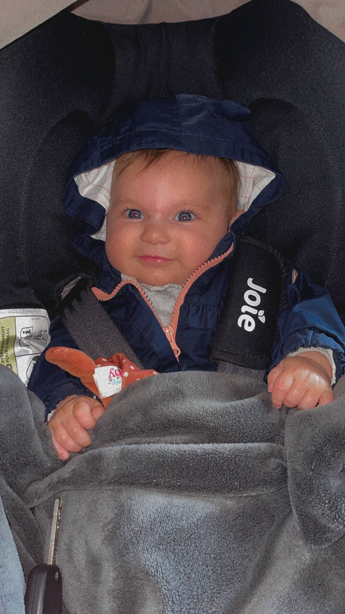 Mya a rejoint le concours — aidez-le/la à gagner de superbes lots ! baby, baby_carriage, baby_products, baby_safety, baby_toddler_clothing, cheek, child, comfort, electric_blue, gesture, hand, hat, person, product, sitting, skin, sleeve, smile, sun_hat, thumb