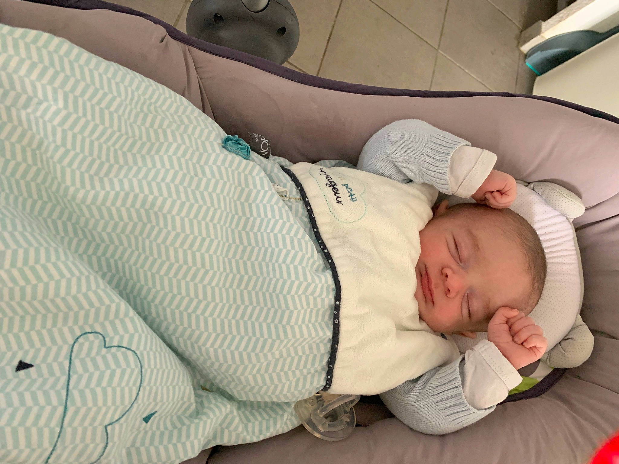 Adriann a rejoint le concours — aidez-le/la à gagner de superbes lots ! auto_part, baby, baby_products, baby_safety, baby_sleeping, baby_toddler_clothing, bedtime, car_seat, child, comfort, family_car, flooring, head_restraint, health_care, infant_bed, linens, person, personal_luxury_car, textile, toddler