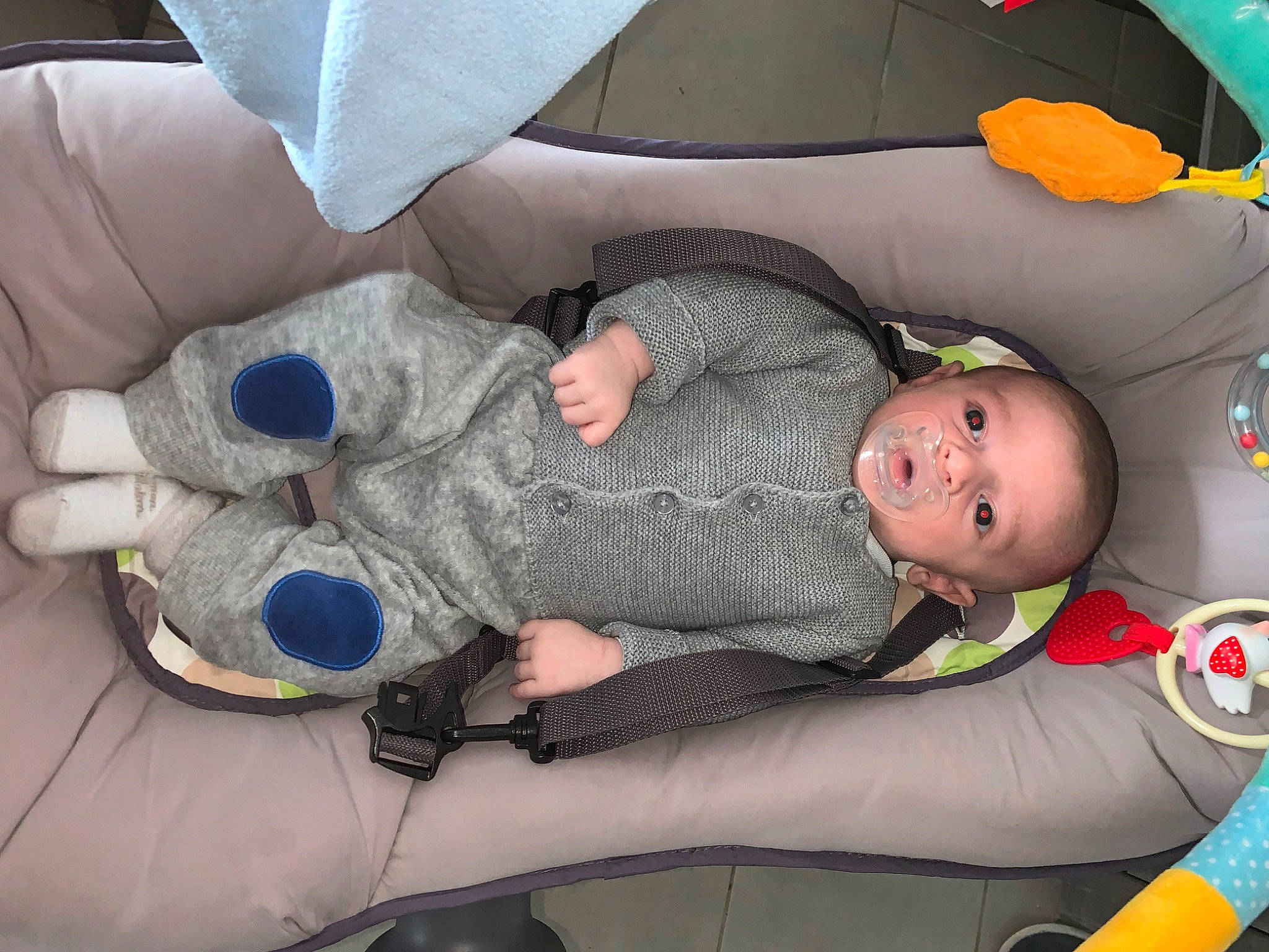 Adriann a rejoint le concours — aidez-le/la à gagner de superbes lots ! baby, baby_products, baby_toddler_clothing, baby_toys, child, comfort, fun, health_care, joint, knee, lap, leisure, person, product, service, sitting, skin, smile, sock, thigh