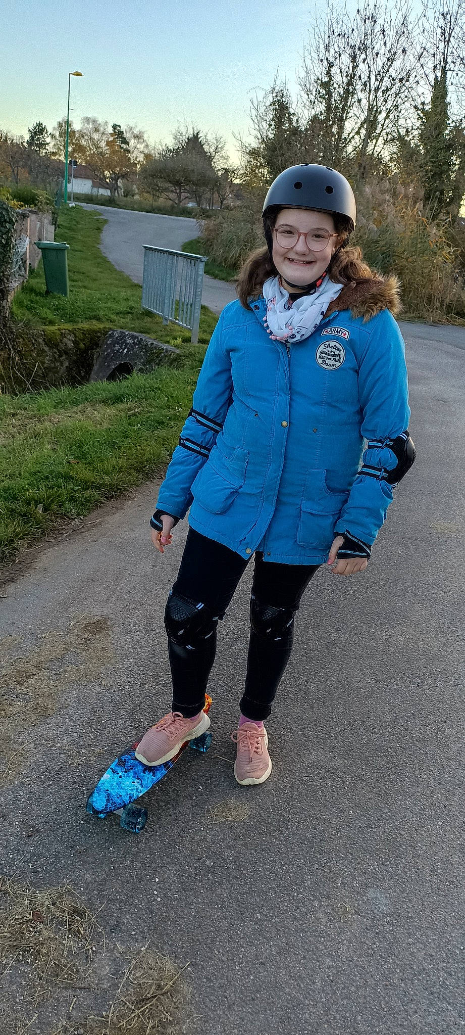 Cassy participe au concours pour gagner de l'argent avec cette photo : asphalt, cool, denim, electric_blue, fashion_accessory, footwear, headwear, helmet, human_leg, joy, knee, leisure, pattern, person, pink, plant, recreation, sandal, shoe, sleeve