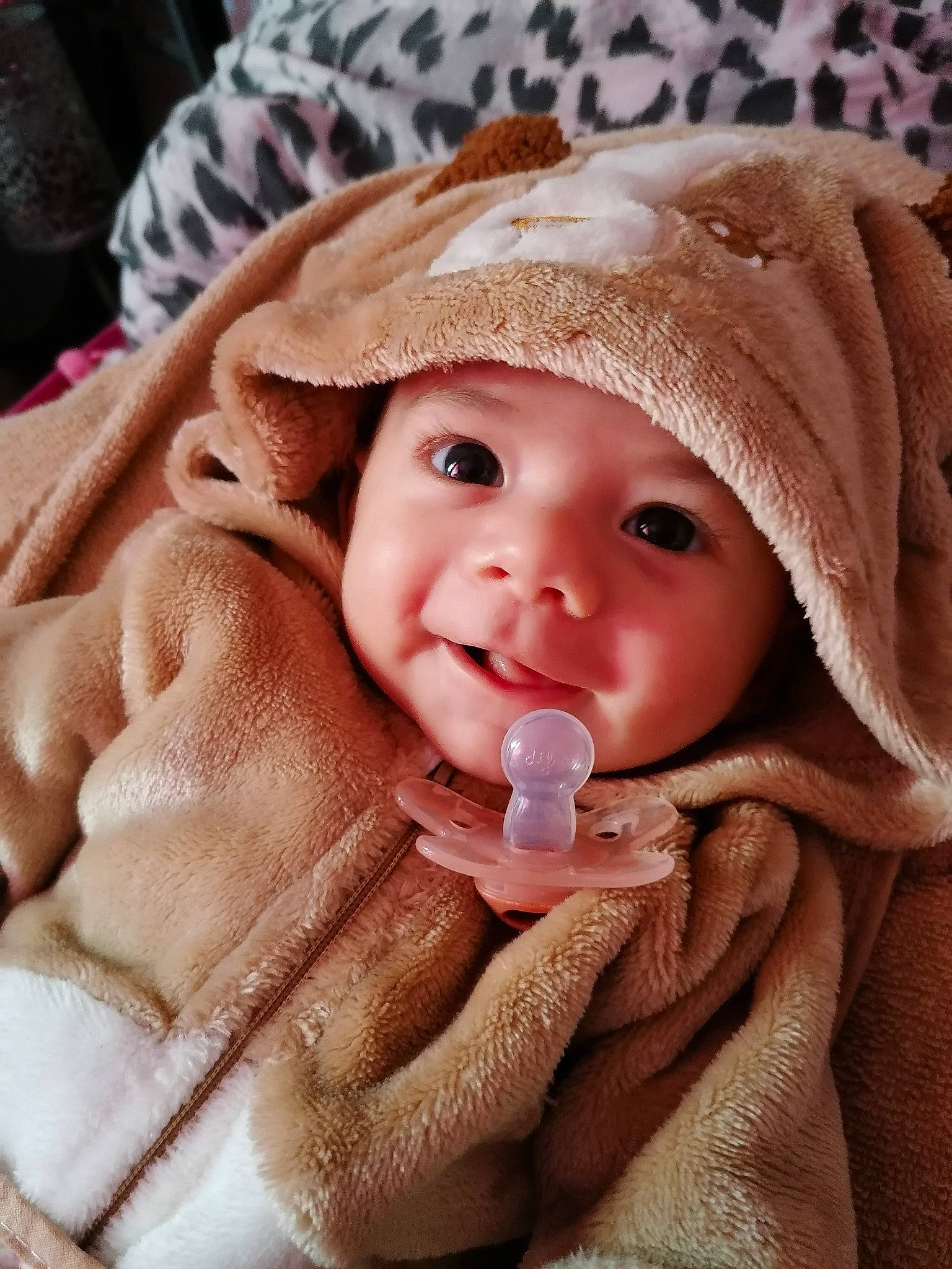 Jaydonn a rejoint le concours — aidez-le/la à gagner de superbes lots ! baby, baby_toddler_clothing, cap, cheek, chin, eye, eyebrow, eyelash, face, facial_expression, gesture, head, headwear, iris, lip, mouth, nose, person, pink, skin