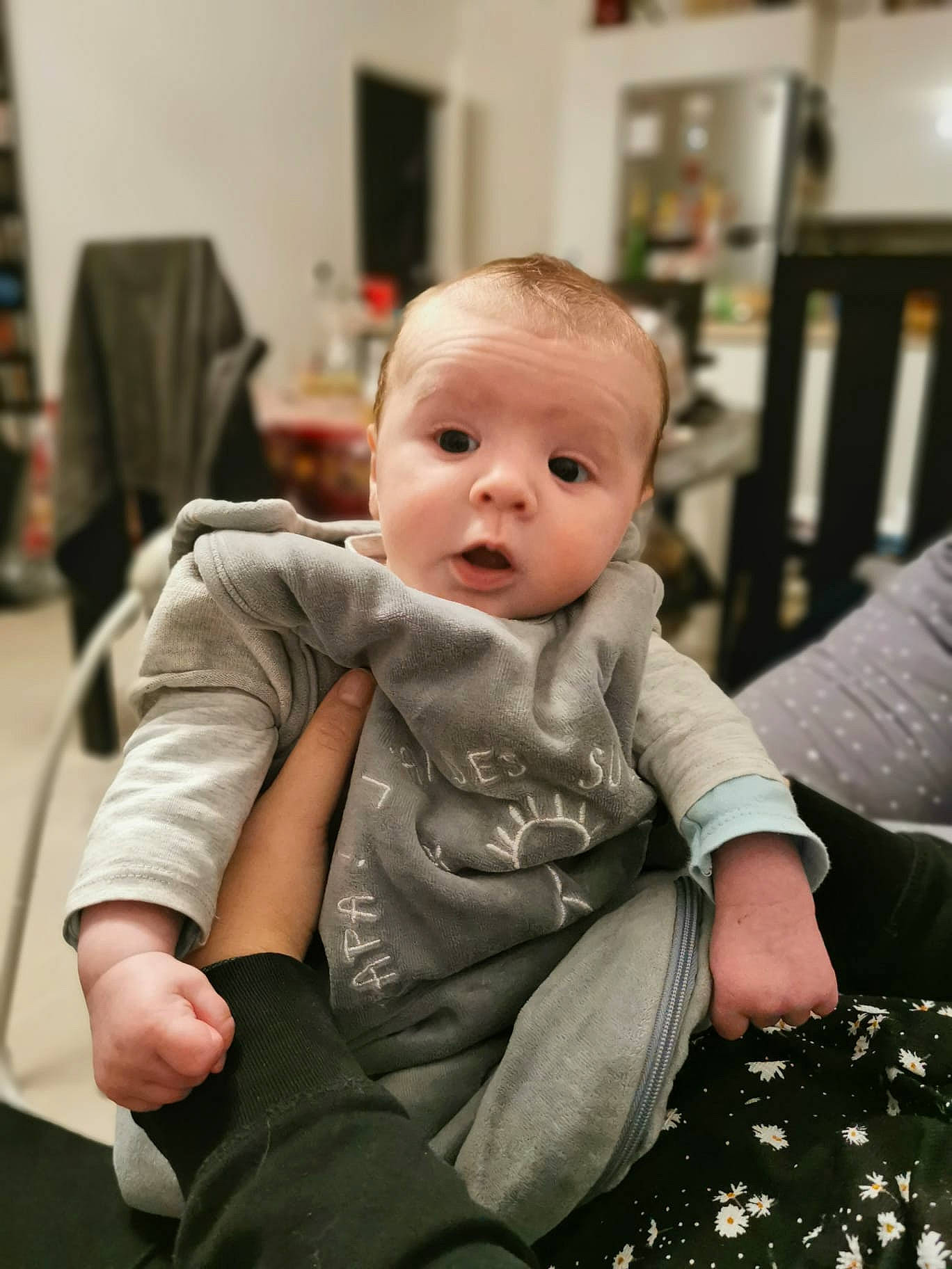 Axel a rejoint le concours — aidez-le/la à gagner de superbes lots ! arm, baby, baby_toddler_clothing, chair, cheek, child, comfort, couch, flash_photography, floor, flooring, fun, happy, person, portrait_photography, room, shelf, sitting, sleeve, surprise