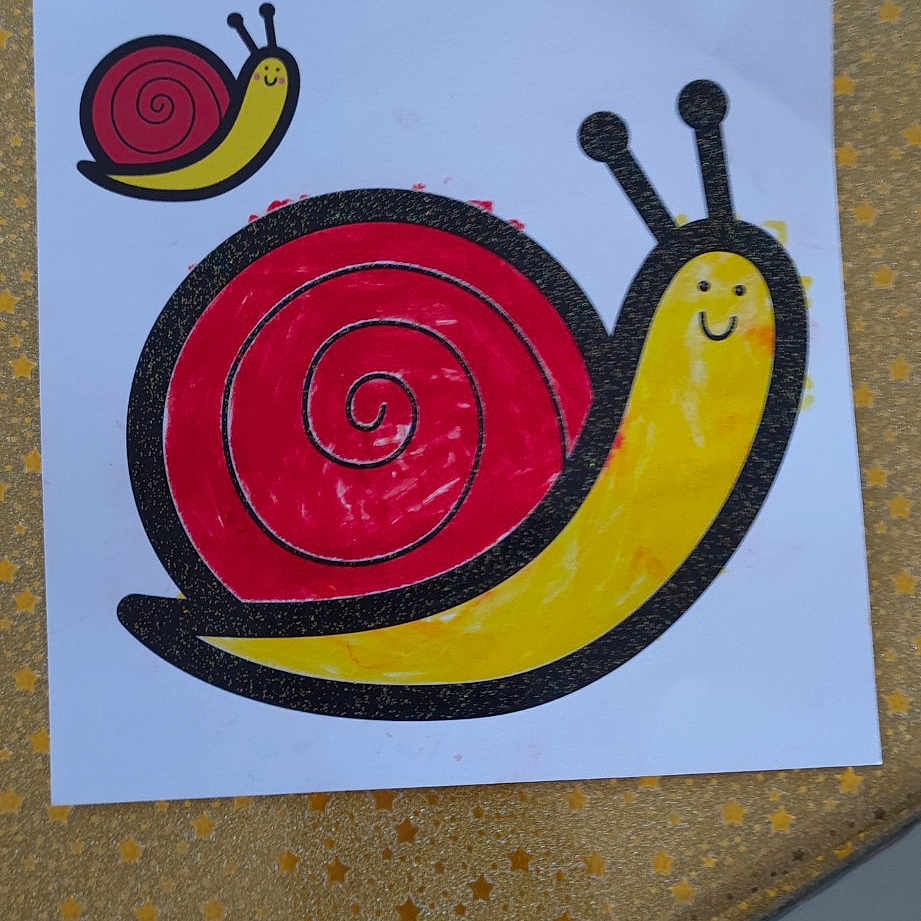 Lara participe au concours pour gagner de l'argent avec cette photo : art, banana, carmine, cayenne_pepper, circle, drawing, font, food, fruit, graphics, illustration, magenta, natural_foods, painting, pattern, rectangle, saba_banana, snail, symbol, visual_arts