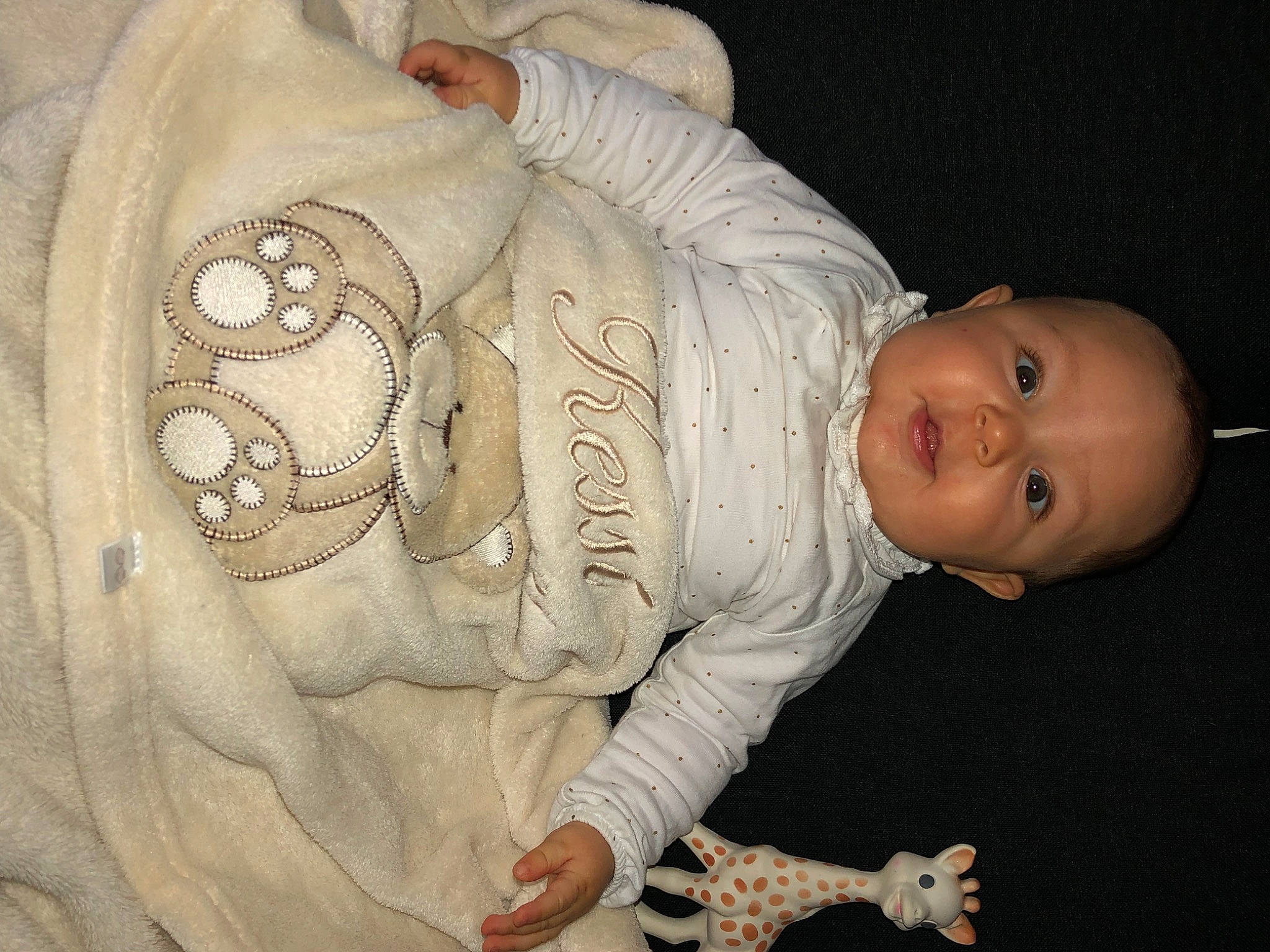 Kessi a rejoint le concours — aidez-le/la à gagner de superbes lots ! arm, baby, baby_products, baby_toddler_clothing, cheek, chest, child, comfort, eye, finger, glasses, human_body, leg, mouth, nose, organ, pattern, person, skin, sleeve