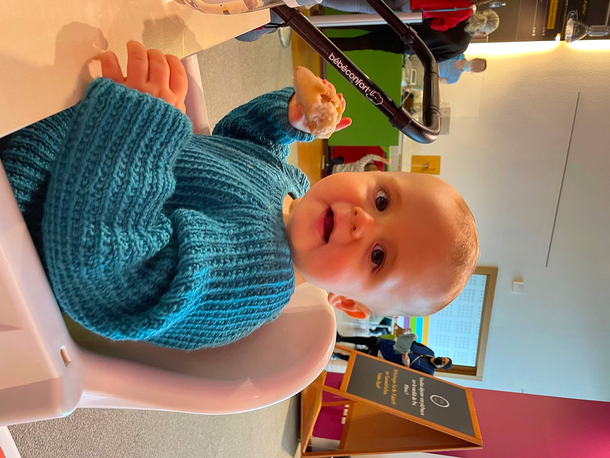 Léo a rejoint le concours — aidez-le/la à gagner de superbes lots ! baby, baby_products, baby_toddler_clothing, cap, chair, child, comfort, electric_blue, fashion_accessory, fun, hat, leisure, pattern, person, play, room, shelf, smile, t_shirt, toddler